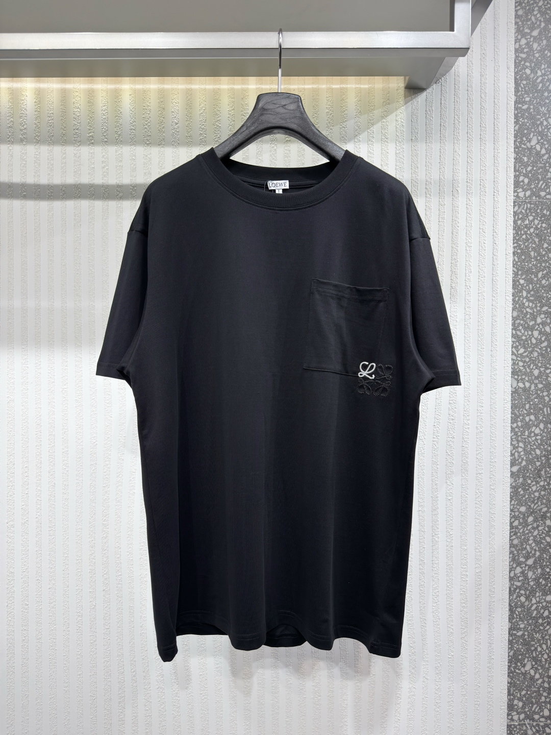 NO:774346,LOEW 26-pocket embroidered logo cotton T-shirt has a slim fit, showing a close-fitting cut. The size is standard, please choose your normal size. The T-shirt is made of medium-thick plain cotton fabric, showing a slim fit. The round-neck style is low-key decorated with the retro-looking metal Equestrian Knight logo (EKD), echoing the protective armor material. Rib knitted collar  Size M-3xL, Loewe-clothing, loewe, loewe, tees, t-shirt,19860909LOEW 26口袋刺绣 徽标棉质 T 恤衫 修身版型,呈现贴身剪裁.尺码标准,请选择平时正常尺码.T恤衫,选用中厚平织棉面料打造,呈现修身版型.圆领款式,低调点缀复古感金属马术骑士徽标（EKD）,呼应防护盔甲材质.罗纹针织领口 尺码M-3xL,罗意威-服装,loewe,loewe,tees，t-shirt,,Women's clothing