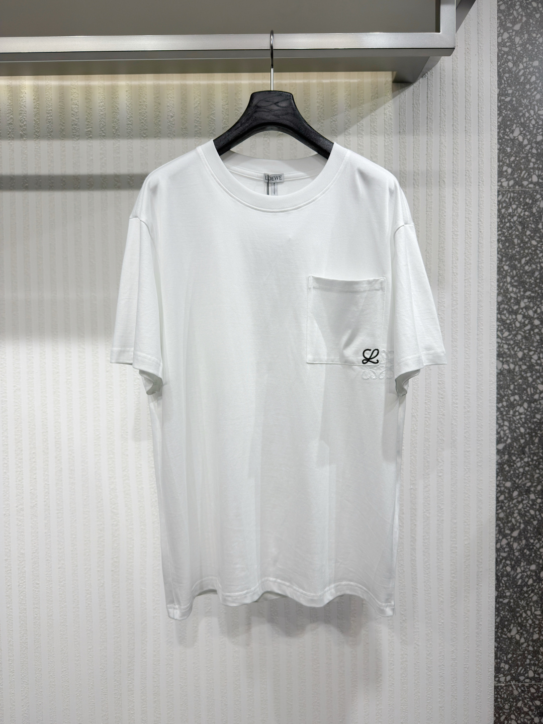 NO:774309,LOEW 26-pocket embroidered logo cotton T-shirt has a slim fit, showing a close-fitting cut. The size is standard, please choose your normal size. The T-shirt is made of medium-thick plain cotton fabric, showing a slim fit. The round-neck style is low-key decorated with the retro-looking metal Equestrian Knight logo (EKD), echoing the protective armor material. Rib knitted collar  Size M-3xL, Loewe-clothing, loewe, loewe, tees, t-shirt,19860909LOEW 26口袋刺绣 徽标棉质 T 恤衫 修身版型,呈现贴身剪裁.尺码标准,请选择平时正常尺码.T恤衫,选用中厚平织棉面料打造,呈现修身版型.圆领款式,低调点缀复古感金属马术骑士徽标（EKD）,呼应防护盔甲材质.罗纹针织领口 尺码M-3xL,罗意威-服装,loewe,loewe,tees，t-shirt,,Women's clothing