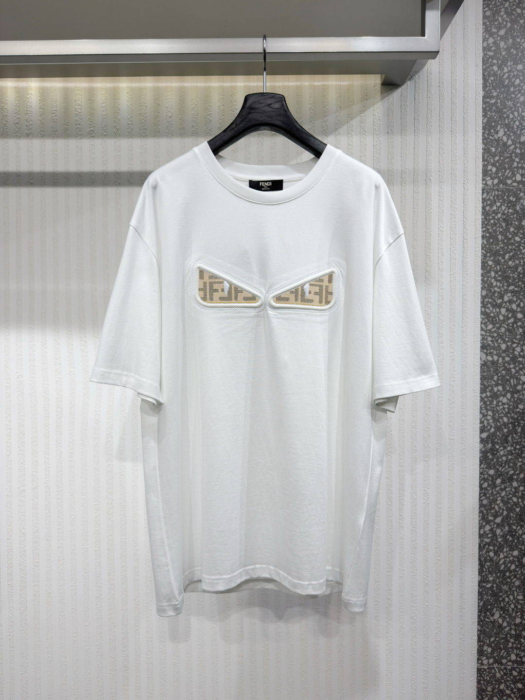 NO:774318,FEND 26 Little Monster Eye Letters Embroidered Short Sleeve T-shirt. The fabric is made of 40-woven high-density pure cotton double-yarn fabric. It has good drape and strong anti-wrinkle ability. The fabric is made of finely imitated high-woven yarn and then singed. The toughness and feel reach the luxury texture that market products cannot give. The workmanship is impeccable. Size M-3XL, Fendi-clothing, fendi, fendi, T-shirt, tees, t-shirt,19860909FEND 26 小怪兽眼睛字母刺绣短袖T恤 面料采用 40织高织 高密度纯棉双纱面料 垂感好抗皱能力强 面料通过精仿高织纱 再通过烧毛处理 韧性和手感达到市场货不能给予的高奢质感 做工精良无可挑剔 尺码M-3XL,芬迪-服装,fendi,fendi,T-shirt,tees，t-shirt,,Women's clothing