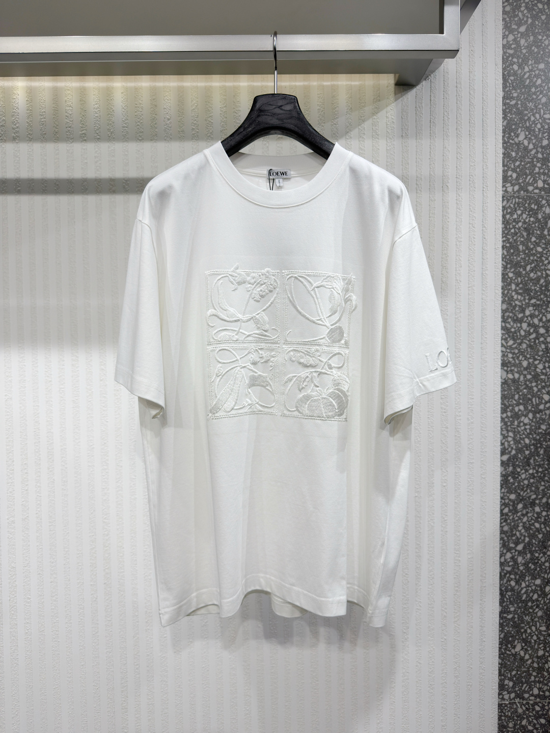 NO:774342,LOEW 26 embroidered logo cotton T-shirt, showing a close-fitting cut. The size is standard, please choose your normal size. The T-shirt is made of medium-thick plain cotton fabric, showing a slim fit. Round neck style, low-key embellishment echoes the material. Rib knitted neckline. Size S-XL, Loewe-clothing, loewe, loewe, tees, t-shirt,19860909LOEW 26 刺绣 徽标棉质 T 恤衫 ,呈现贴身剪裁.尺码标准,请选择平时正常尺码.T恤衫,选用中厚平织棉面料打造,呈现修身版型.圆领款式,低调点缀呼应材质.罗纹针织领口 尺码S-XL,罗意威-服装,loewe,loewe,tees，t-shirt,,Women's clothing