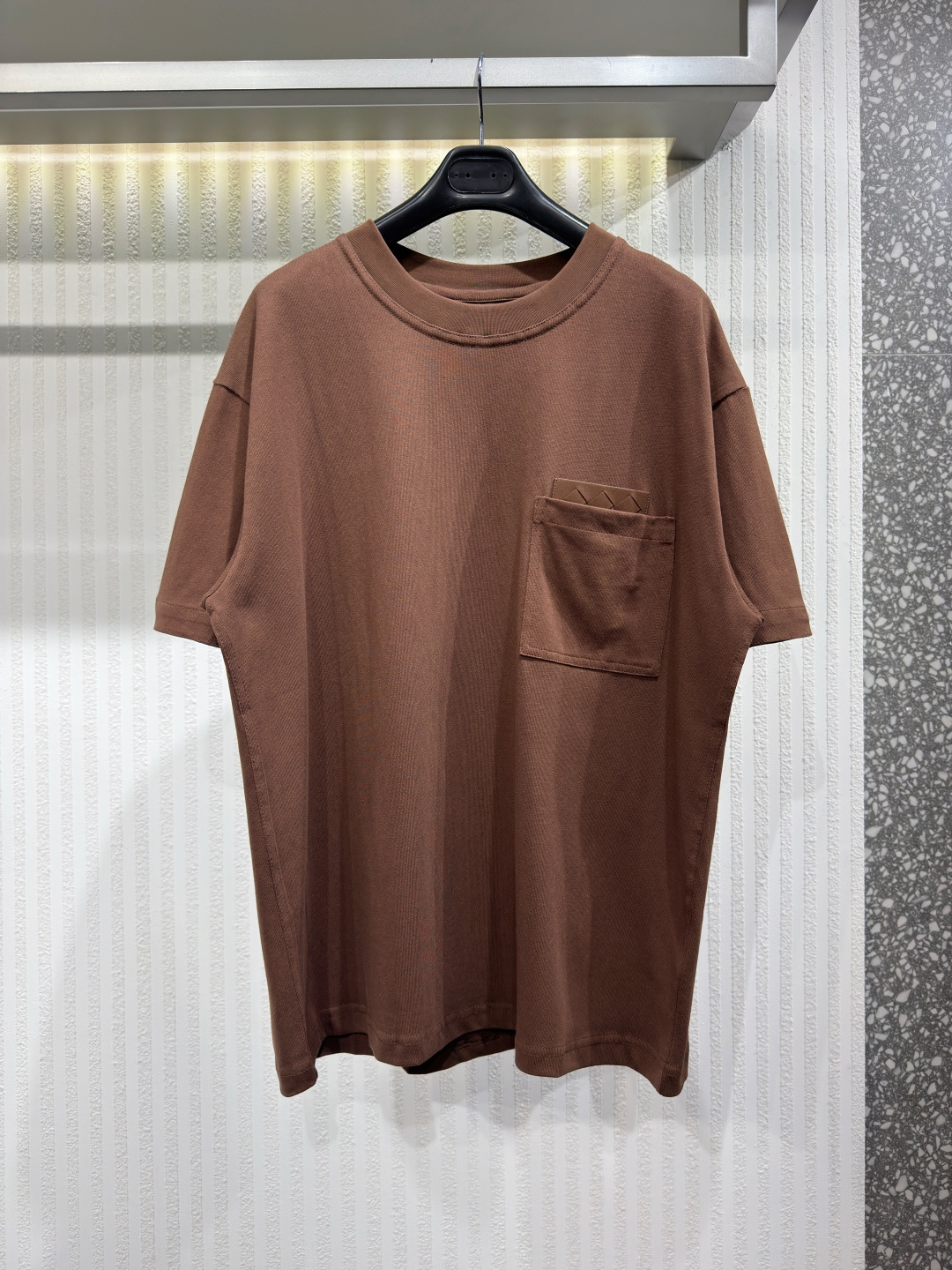 NO:774338,BV 26 diamond leather label pocket short sleeves. Cotton knitted fabric, woven suede patches, hidden letter embroidery on the cuffs, regular round neck style. Due to the characteristics of the leather and weaving process, it is recommended to use a 15-minute quick wash to avoid excessive washing or soaking. The lines are smooth, while giving the embroidery a high degree of three-dimensionality and texture. Size XS-L, Bottega Veneta - Clothing, bottega veneta, bottega veneta, T-shirt,19860909BV 26 菱格皮标口袋短袖 棉质针织面料、编织绒面革贴饰、袖口隐藏式字母刺绣、常规圆领版型、由于皮革和编织工艺的特性,建议使用15分钟快洗,避免过度水洗或浸泡.线条流畅,同时赋予绣品高度的立体感和质感.尺码XS-L,葆蝶家-服装,bottega veneta,bottega veneta,T-shirt,,Women's clothing