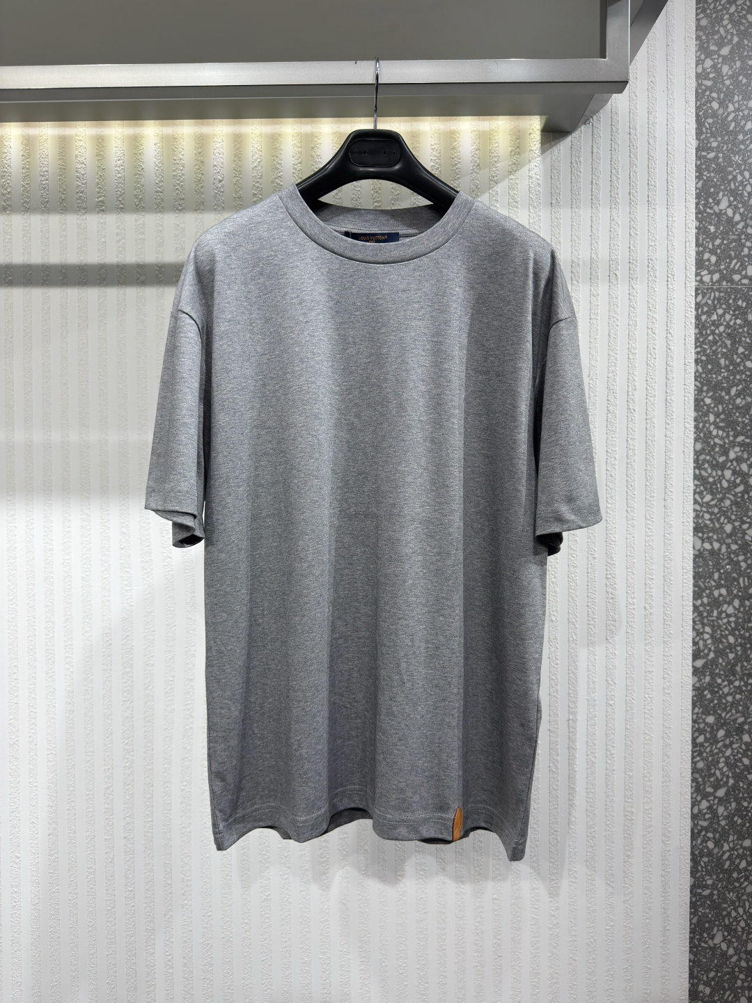 NO:779802,1V 26 Silk-cotton blended fabric short-sleeved T-shirt. This classic short-sleeved T-shirt is made from exquisite silk-cotton blended knitted fabric, with a breathable and light texture and a soft luster. The T-shirt comes in a timeless and fashionable Gray melange tone, which can be easily matched with various styles and injects a luxurious style into daily looks. The VVN leather logo patch is decorated on the lower left side, paying tribute to the brand's heritage and hard-case making craftsmanship. Sizes XS-L, Louis Vuitton-clothing, louis  vuitton,T-shirt,tees,t-shirt,198609091V 26 丝棉混纺面料短袖T恤 这款经典的短袖T恤以精致的丝棉混纺针织布裁制,质感透气轻盈,呈现柔和光泽.T恤配上隽永时尚的Gray melange色调,能轻松搭配各式风格,为日常造型注入奢华格调.左侧下饰有VVN皮革标志饰片,向品牌传承与硬箱制作工艺致敬.尺码XS-L,路易威登-服装,louis vuitton,T-shirt,tees，t-shirt,,Women's clothing