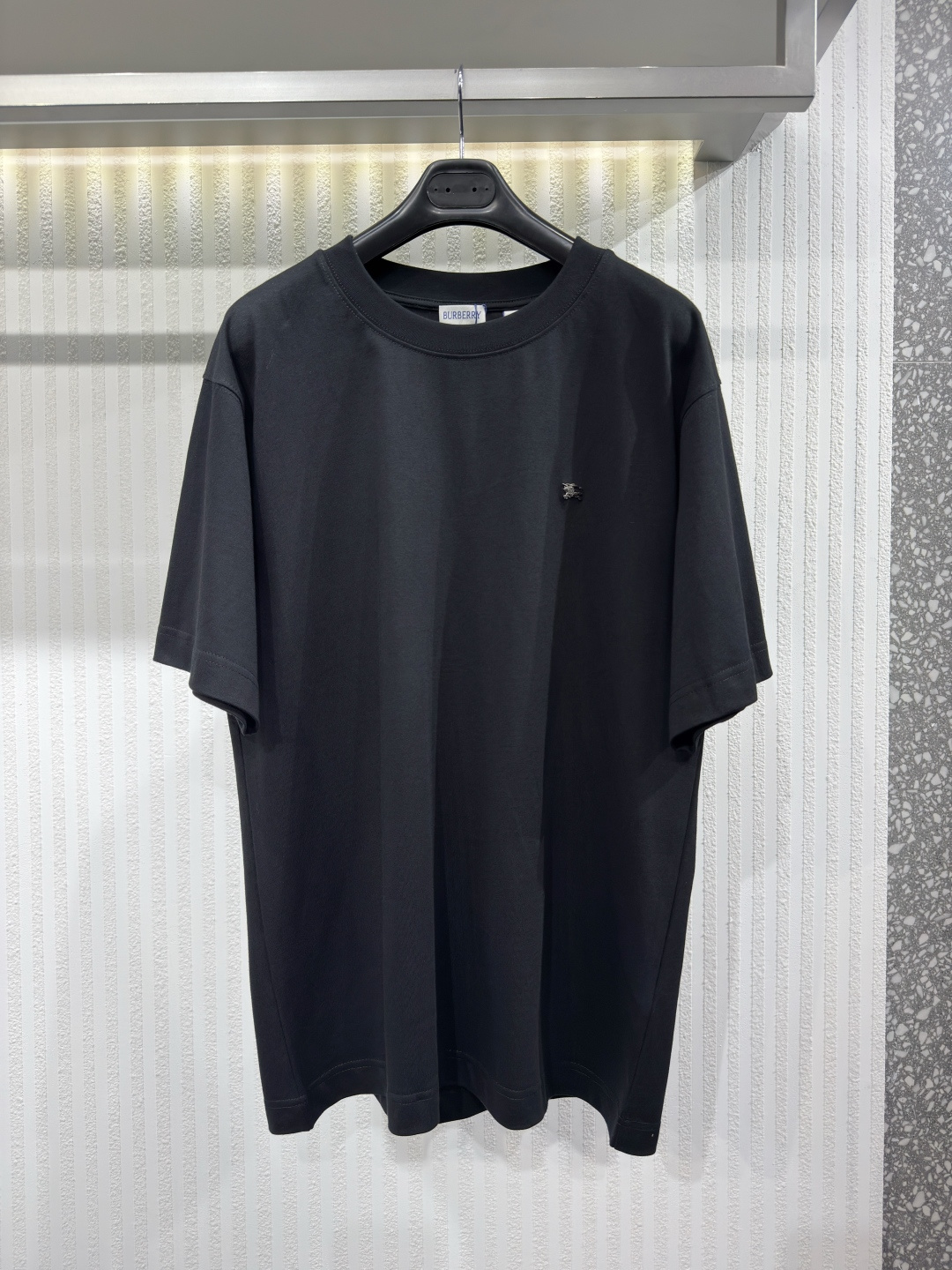 NO:826390,BUR 26 Men's Metal Equestrian Knight logo cotton T-shirt has a slim fit, showing a close-fitting cut. Standard size, please choose your normal size. T-shirt, made of medium-thick plain weave cotton fabric, showing a slim fit. Round neck style, low-key embellishment of retro-style metallic Equestrian Knight logo (EKD), echoing the protective armor material. Rib knitted collar Size XS-L, Burberry - clothing, burberry, tees, t-shirt,19860909BUR 26 男装 金属马术骑士徽标棉质 T 恤衫 修身版型,呈现贴身剪裁.尺码标准,请选择平时正常尺码.T恤衫,选用中厚平织棉面料打造,呈现修身版型.圆领款式,低调点缀复古感金属马术骑士徽标（EKD）,呼应防护盔甲材质.罗纹针织领口 尺码XS-L,博柏利-服装,burberry,tees，t-shirt,,Women's clothing