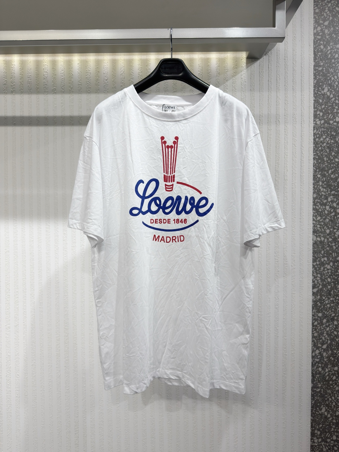 NO:774313,LOEW Loewe top 2026 new solid color cotton blend printed casual round neck short-sleeved T-shirt Lightweight wrinkled cotton blend T-shirt with adjustable side drape, equipped with digital archive LOEWE logo printing. Loose fit, size XS-L, Loewe-clothing, loewe, loewe, T-shirt, tees, t-shirt,19860909LOEW 罗意威 上衣2026新款纯色棉质混纺印花休闲圆领短袖T恤 轻质皱棉混纺T恤,侧边可调节垂坠,配有数字档案LOEWE标志印花. 宽松版型,尺码XS-L,罗意威-服装,loewe,loewe,T-shirt,tees，t-shirt,,Women's clothing