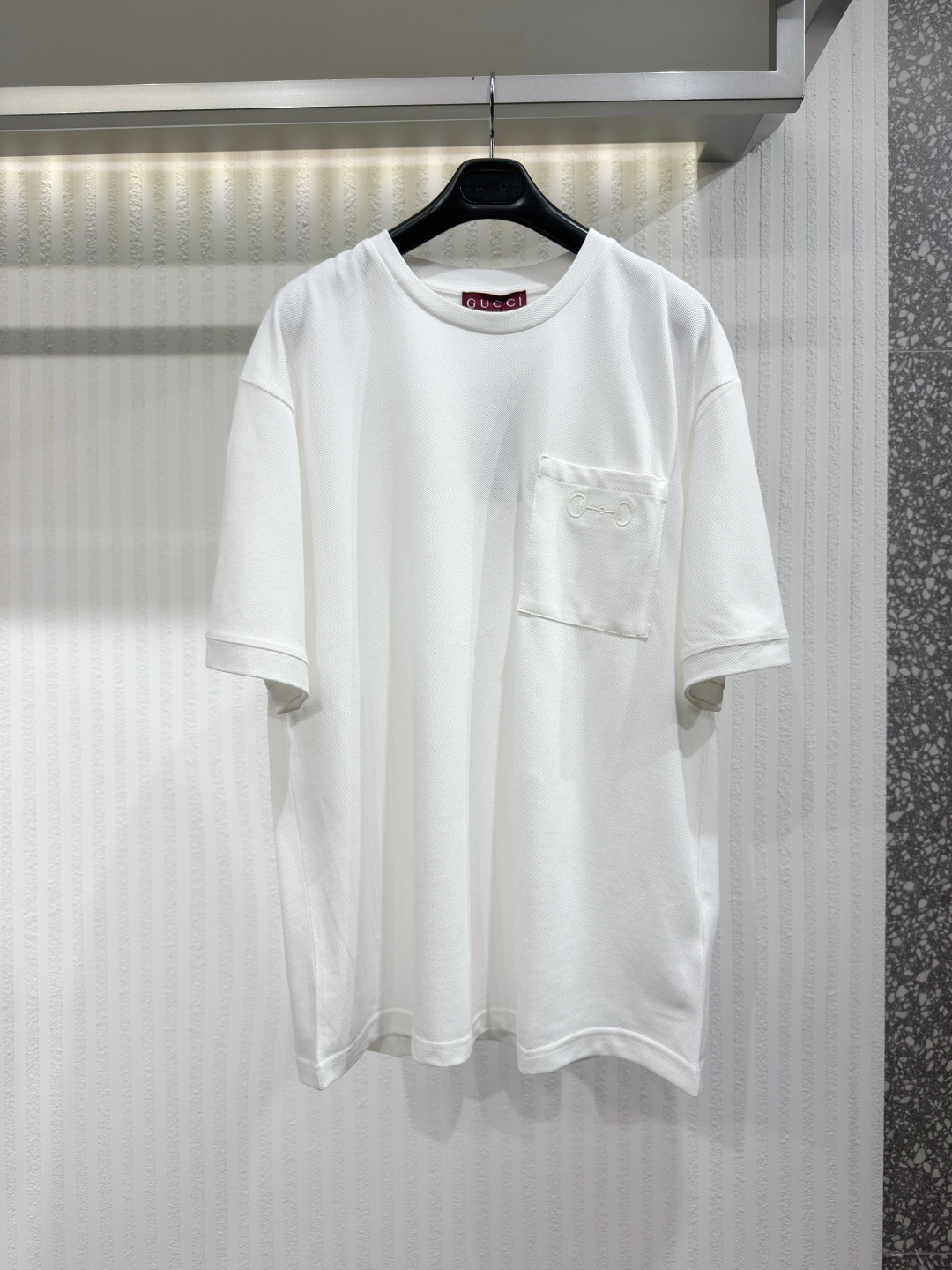 NO:774601,GUCC 26 cotton pique T-shirt with embroidery The 2026 early spring men's wear series combines tradition and modernity, drawing on the brand's classic design elements. This T-shirt is made of cotton pique and decorated with horse title embroidery. Sizes XS-L, Gucci - Clothing, gucci, gucci, tees, t-shirt,19860909GUCC 26 棉质珠地T恤,带刺绣 2026早春男装系列融合传统与现代,汲取品牌经典设计元素.这款T恤采用棉质珠地布制成,并饰有马衔刺绣.尺码XS-L,古驰-服装,gucci,gucci,tees，t-shirt,,Women's clothing