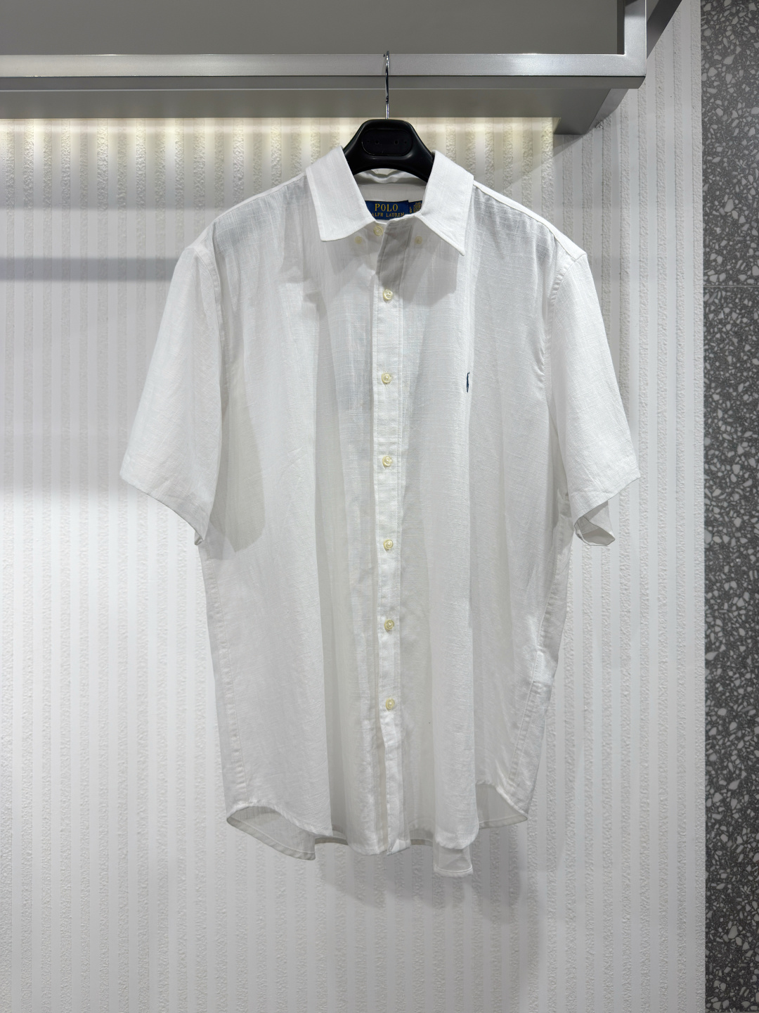 NO:775213,Ralph Lauren classic cotton and linen shirt. This lightweight shirt is made of breathable cotton and linen blended fabric. It has a short-sleeved design and a loose cut. It is very suitable for warm weather. Sizes S-XL, men's, loro piana, shirts, T-shirt,19860909Ralph Lauren 经典款棉麻衬衫 这款轻薄衬衫采用透气性极佳的棉麻混面料,短袖设计,宽松的剪裁,非常适合温暖的天气穿着.尺码S-XL,男装,loro piana,shirts,T-shirt,,Women's clothing
