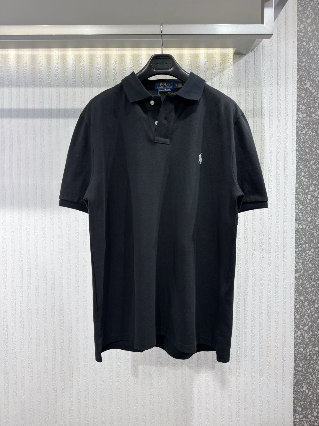NO:775217,Ralph Lauren Custom Slim Fit Stretch Mesh Polo Shirt Since 1972, the Polo shirt has been a classic of American style. Although it has been imitated countless times, it has never been surpassed. For decades, Ralph Lauren has continued to introduce new Polo shirts in various colors and styles, but always retains the high quality and exquisite craftsmanship of the classic original. This Polo  The shirt is slightly stretchy, bringing unparalleled comfort and freedom of movement. The placket is decorated with real mother-of-pearl buttons, showing a refined style. Sizes S-XL, men's, loro piana,19860909Ralph Lauren 定制修身弹力网眼 Polo 衫 自 1972 年以来,Polo 衫一直是美式风格的经典之作,虽被无数次模仿,却从未被超越.几十年来,拉夫·劳伦 (Ralph Lauren) 不断推陈出新,推出各种颜色和版型的 Polo 衫,但始终保留着经典原版的高品质和精湛工艺.这款 Polo 衫略带弹性,带来无与伦比的舒适感和活动自如的穿着体验.门襟处饰以真正的珍珠母贝纽扣,尽显精致格调.尺码S-XL,男装,loro piana,,Women's clothing