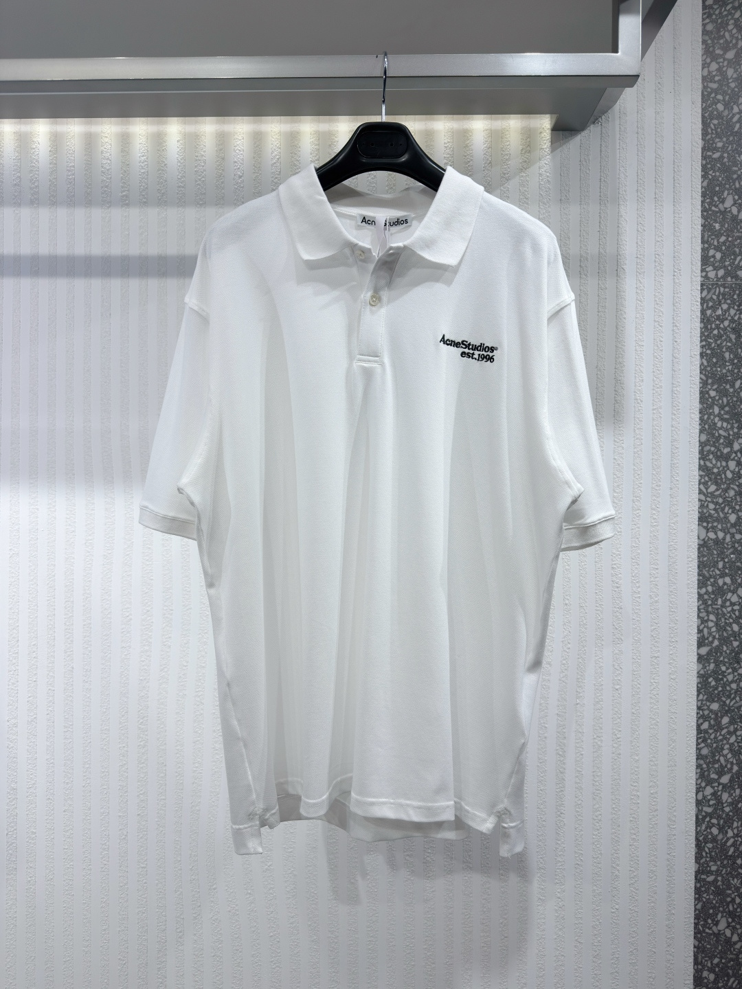 NO:775221,ACNE STUDIOS cotton pique Polo shirt. This T-shirt features a Polo collar design and a double-button placket. The fabric is pure cotton and the surface has been slightly distressed to give it a natural faded effect. Decorated with the Acne Studios embroidered logo on the chest. Loose unisex fit, hip-length. Sizes S-XL, men's,acne studios,dior,tees,t-shirt,19860909ACNE STUDIOS 棉质珠地布 Polo 衫 这款T恤采用Polo领设计,双扣门襟.面料为纯棉,表面经过轻微做旧处理,呈现自然褪色效果.胸前饰有Acne Studios刺绣logo.宽松的中性版型,长度及臀.尺码S-XL,男装,acne studios,dior,tees，t-shirt,,Women's clothing