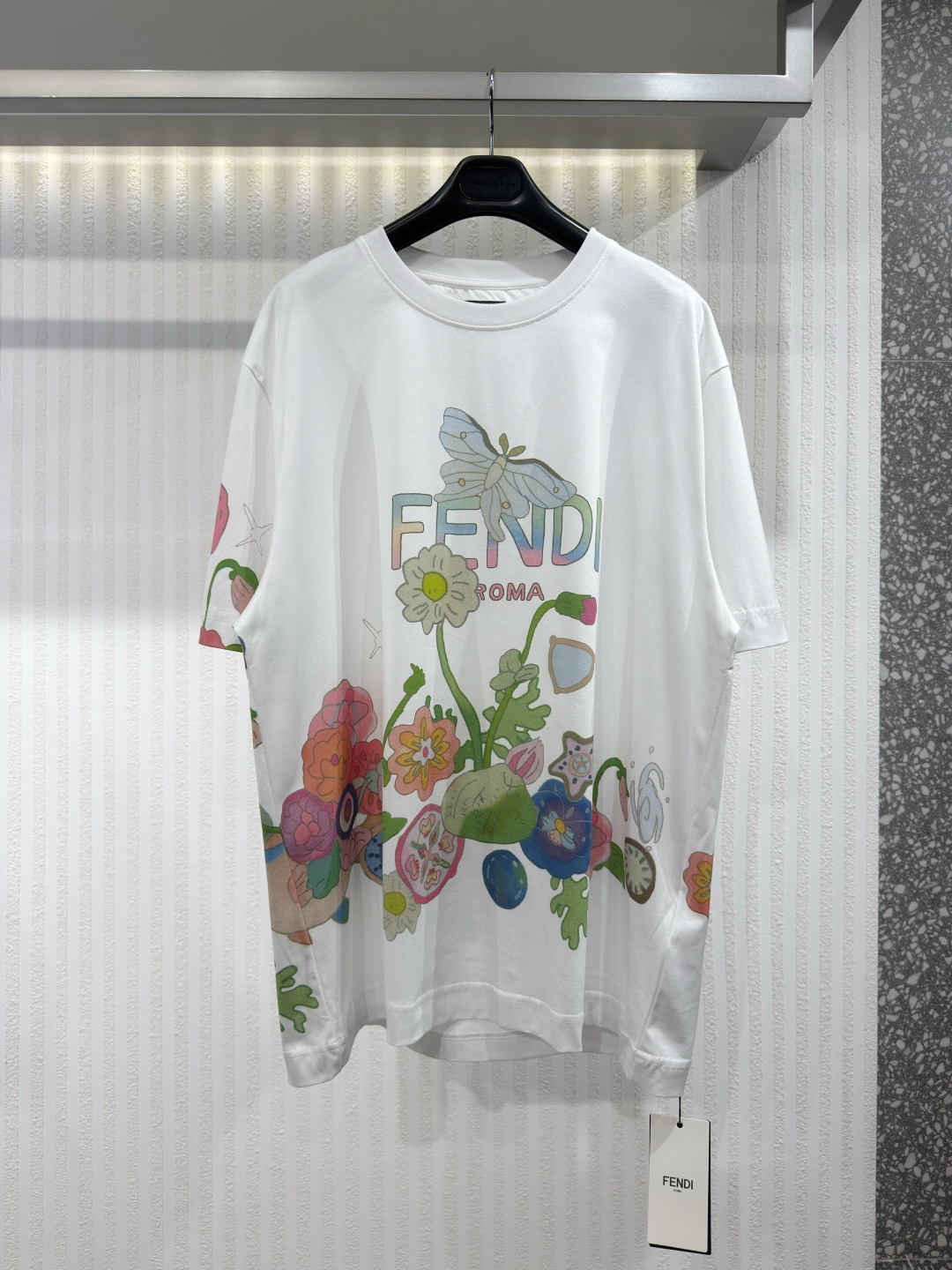 NO:775205,FENDI19860909FENDI x Aya Takano联名田栩宁自带的清新少年气质,与Aya Takano笔下空灵的少女宇宙形成了奇妙的呼应.柔和的马卡龙色系Logo,能完美衬托他干净的气质 尺码S-XL,芬迪-服装,fendi,fendi,,Women's clothing