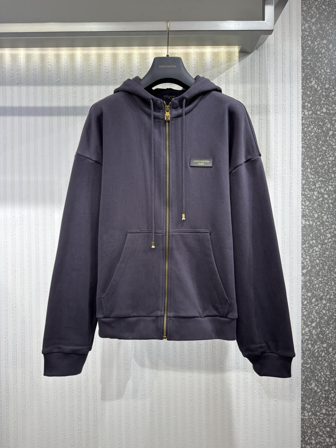 NO:775512,1V 26 Vintage Zip Hooded Jacket This cotton hoodie is softly distressed and dyed in the signature purple indigo tone of the Spring/Summer 2026 collection. The brown leather Louis Vuitton Paris logo is decorated on the left chest, and the pearl buckle on the hood drawstring adds a touch of gentlemanly style to the overall look. Easily create a casual weekend look. Sizes XS-L, Louis Vuitton-Clothing, louis vuitton, jackets & coats, hats,198609091V 26 复古拉链连帽夹克 这款棉质连帽衫采用柔和的做旧染色工艺,呈现出2026春夏系列标志性的紫色靛蓝色调.左胸饰有棕色皮革路易威登巴黎徽标,帽绳抽绳上的珍珠扣则为整体造型增添了一丝绅士风范.轻松打造休闲周末造型.尺码XS-L,路易威登-服装,louis vuitton,jackets & coats,hats,,Women's clothing