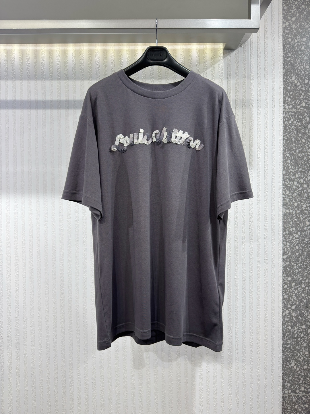 NO:775507,1V 26 patch embroidered gradient signature T-shirt. This T-shirt is casual and comfortable, suitable for everyday wear. It is made of soft and breathable cotton knitted fabric, with a classic straight fit and a ribbed round neck, showing elegance. It is decorated with a unique Louis Vuitton cursive logo on the chest and is presented in gradient tones, adding to the refined style. Size XS-L, Louis Vuitton-clothing, louis vuitton, louis  vuitton,tees,t-shirt,198609091V 26 贴布刺绣渐变签名T恤 这款T恤休闲舒适,适合日常百搭穿着.采用柔软透气的棉质针织面料,经典直筒版型搭配罗纹圆领,尽显优雅气质.胸前饰有别致的Louis Vuitton草书标志,并以渐变色调呈现,更添精致格调.尺码XS-L,路易威登-服装,louis vuitton,louis vuitton,tees，t-shirt,,Women's clothing