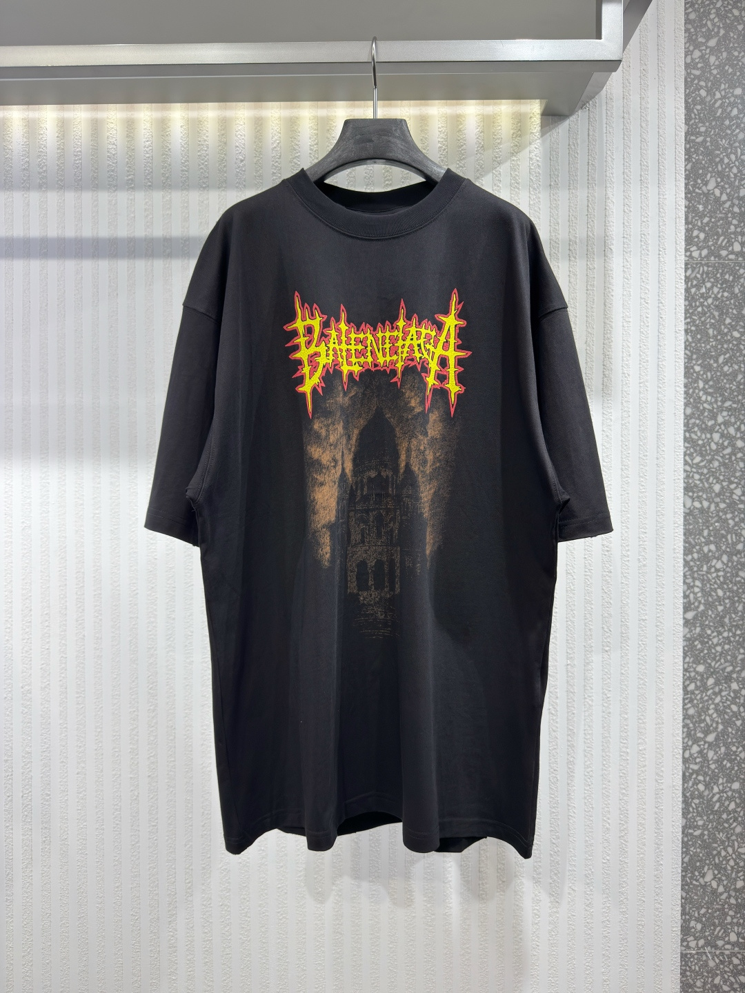 NO:779791,Balenciaga castle direct-printed cotton knitted T-shirt. This Balenciaga T-shirt is casual yet sophisticated, and will surely become your favorite choice for daily wear. It is made of soft cotton knitted fabric, has a loose and moderate fit, and is decorated with a printed pattern on the front. Sizes XS-L, Balenciaga-clothing, balenciaga, balenciaga, tees, t-shirt,19860909Balenciaga 城堡直喷印花棉质针织T恤 这款巴黎世家T恤休闲又不失精致,必将成为您日常穿着的挚爱之选.采用柔软的棉质针织面料,版型宽松适中,正面饰有印花图案.尺码XS-L,巴黎世家-服装,balenciaga,balenciaga,tees，t-shirt,,Women's clothing