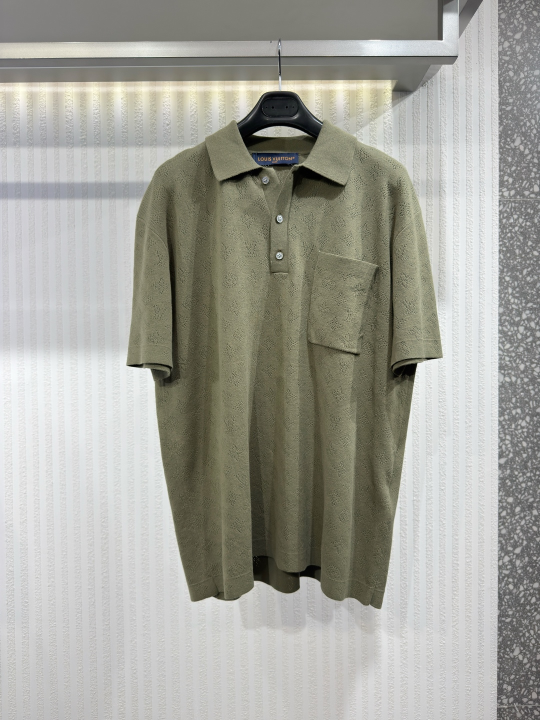 NO:817387,1V 26 pointillon pattern short-sleeved polo shirt. This short-sleeved pure cotton polo shirt uses fine hollow knitting technology and is decorated with hollow letter patterns, showing a refined style. Its ultra-light design makes it light and breathable, ideal for warm seasons. The classic color scheme adds a fashionable touch and can be easily matched with various daily looks. Sizes S-XL, Louis Vuitton-clothing, louis vuitton, T-shirt,198609091V 26 点彩图案短袖polo衫 这款短袖纯棉 Polo 衫采用精细的镂空针织工艺,饰以镂空字母图案,尽显精致格调.其超轻盈的设计使其轻便透气,是温暖季节的理想之选.经典的配色更添时尚气息,轻松搭配各种日常造型.尺码S-XL,路易威登-服装,louis vuitton,T-shirt,,Women's clothing