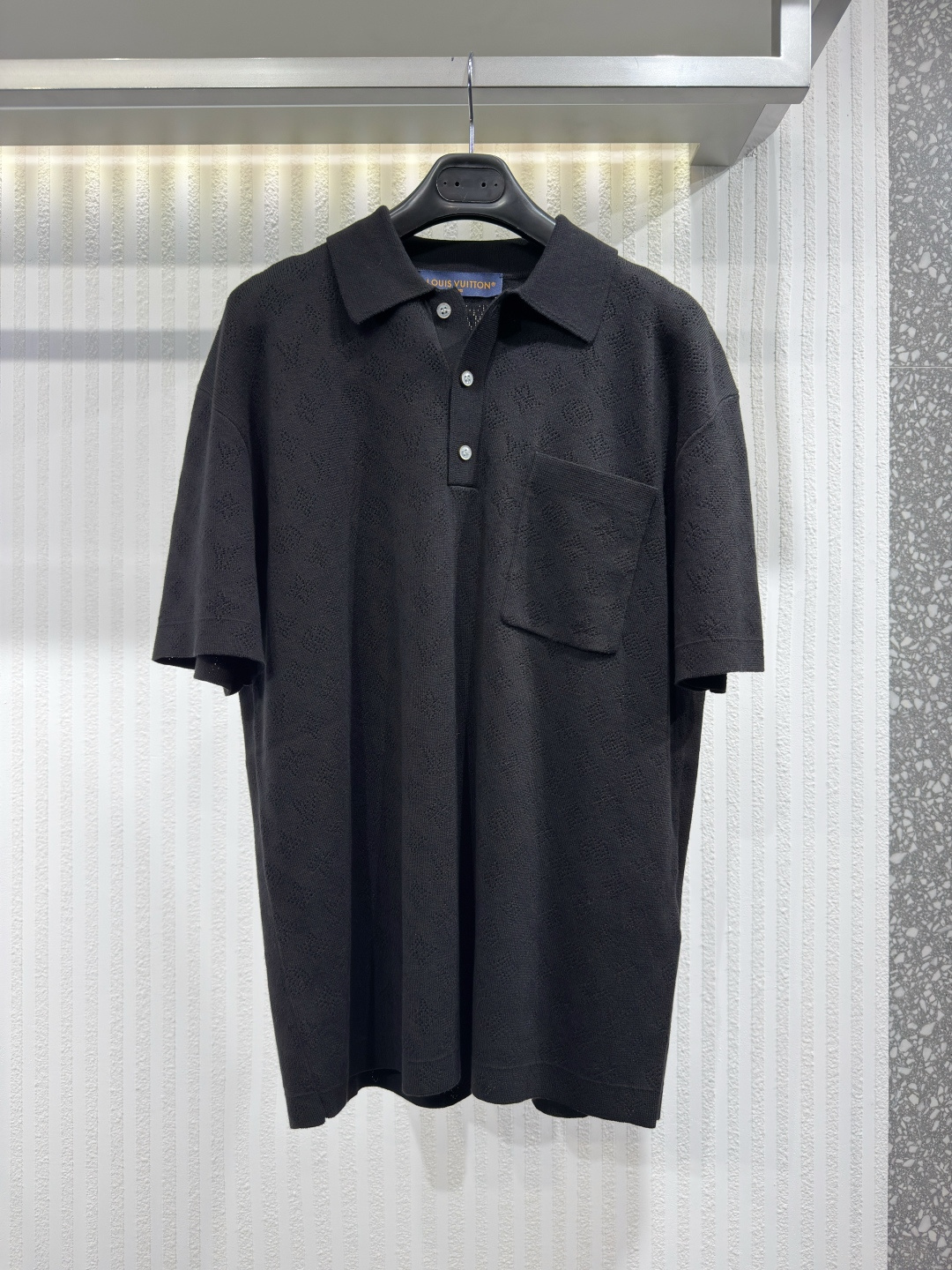 NO:817377,1V 26 pointillon pattern short-sleeved polo shirt. This short-sleeved pure cotton polo shirt uses fine hollow knitting technology and is decorated with hollow letter patterns, showing a refined style. Its ultra-light design makes it light and breathable, ideal for warm seasons. The classic color scheme adds a fashionable touch and can be easily matched with various daily looks. Sizes S-XL, Louis Vuitton-clothing, louis vuitton, T-shirt,198609091V 26 点彩图案短袖polo衫 这款短袖纯棉 Polo 衫采用精细的镂空针织工艺,饰以镂空字母图案,尽显精致格调.其超轻盈的设计使其轻便透气,是温暖季节的理想之选.经典的配色更添时尚气息,轻松搭配各种日常造型.尺码S-XL,路易威登-服装,louis vuitton,T-shirt,,Women's clothing