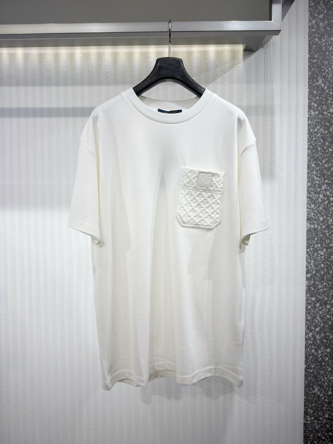 NO:784169,1V 26 Signature Pocket T-shirt This fresh cotton pique T-shirt is in classic cream white. It is decorated with quilted pockets on the chest, embellished with the Dandy Monogram pattern launched by Pharrell Williams and Nigo in the 2025 autumn and winter joint series. The pockets are also decorated with VVN leather Marque L.Vuitton  The Déposée logo patch adds a sophisticated finishing touch to this versatile iconic piece. Sizes XS-L, Louis Vuitton-clothing, louis vuitton, tees, t-shirt,198609091V 26 标志性口袋T恤 这款清新棉质珠地布T恤采用经典的乳白色.胸前饰有绗缝口袋,口袋上点缀着Pharrell Williams与Nigo于2025秋冬联名系列推出的Dandy Monogram图案.口袋上还饰有VVN皮革Marque L.Vuitton Déposée徽标贴片,为这款百搭的标志性单品增添了精致的点睛之笔.尺码XS-L,路易威登-服装,louis vuitton,tees，t-shirt,,Women's clothing