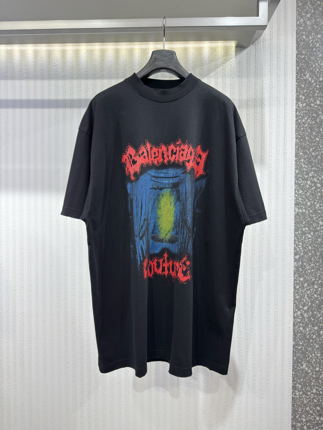 NO:779759,BALENCIAGA PRINTED COTTON T-SHIRT Innovation is at the core of Balenciaga, and the brand proudly showcases its modern interpretation of fashion in every piece. This T-shirt is made of pure cotton jersey and features an edgy printed graphic on the front. Sizes XS-L, Balenciaga-Clothing, balenciaga, balenciaga, tees, t-shirt,19860909BALENCIAGA 印花棉质T恤 创新是巴黎世家 (Balenciaga) 的核心,品牌自豪地在每一件单品中展现其对时尚的现代诠释.这款 T 恤采用纯棉针织面料,正面饰有前卫的印花图案.尺码XS-L,巴黎世家-服装,balenciaga,balenciaga,tees，t-shirt,,Women's clothing