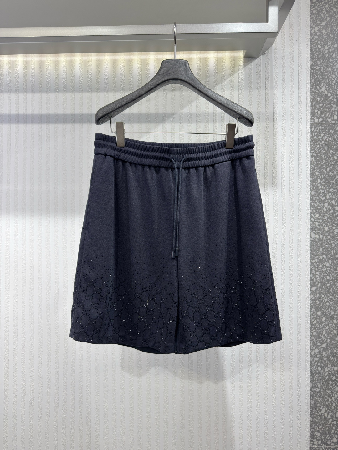 NO:826581,GUCC 26 Crystal-embellished technical sports shorts. Gradient crystal embroidery creates a sparkling contrast with the texture of the brand's signature fabrics such as GG canvas, technical jersey, cotton jersey and cotton pique. These technical jersey shorts are decorated with gradient GG crystals. Sizes S-XL, Gucci - Clothing, gucci, gucci, shorts,19860909GUCC 26 镶有水晶的科技运动短裤 渐变水晶刺绣与品牌标志性面料（如GG帆布、科技针织面料、棉质针织面料和棉质珠地布）的质感形成闪耀对比.这款科技针织短裤饰有渐变GG水晶.尺码S-XL,古驰-服装,gucci,gucci,shorts,,Women's clothing