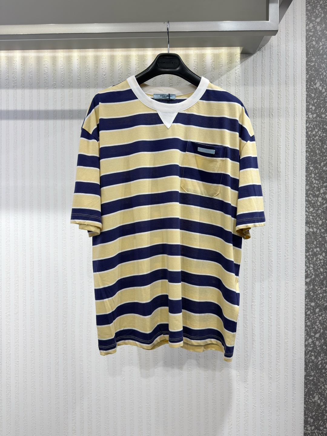 NO:783302,Prada striped pocket short sleeves. Customized precision 60-count double-strand exclusive striped material. Delicate and soft, comfortable and close to the skin. A touch of sky blue blooms quietly. Dynamic and energetic, fresh and elegant. The chest pocket is decorated with the brand logo as the finishing touch to highlight the brand identity symbol. The stripe element is like a smart musical note. When stripes become a flowing sea, every inch of sky blue is a gentle deconstruction of order. The beauty of layers is all in stripes. Size 36 38 40  42,Prada-clothing,prada,prada,T-shirt,19860909Prada 条纹口袋短袖 定制精密60支双股尊享条纹料 细腻柔软 舒适贴肤 一抹天蓝色悄然绽放 动感活力 清新雅致 胸前口袋饰以品牌标志作点睛之笔 彰显品牌身份象征 条纹元素宛如灵动的音符 当条纹成为流动的海 每一寸天蓝色都是对秩序的温柔解构 层次之美 尽在条纹 尺码 36 38 40 42,普拉达-服装,prada,prada,T-shirt,,Women's clothing