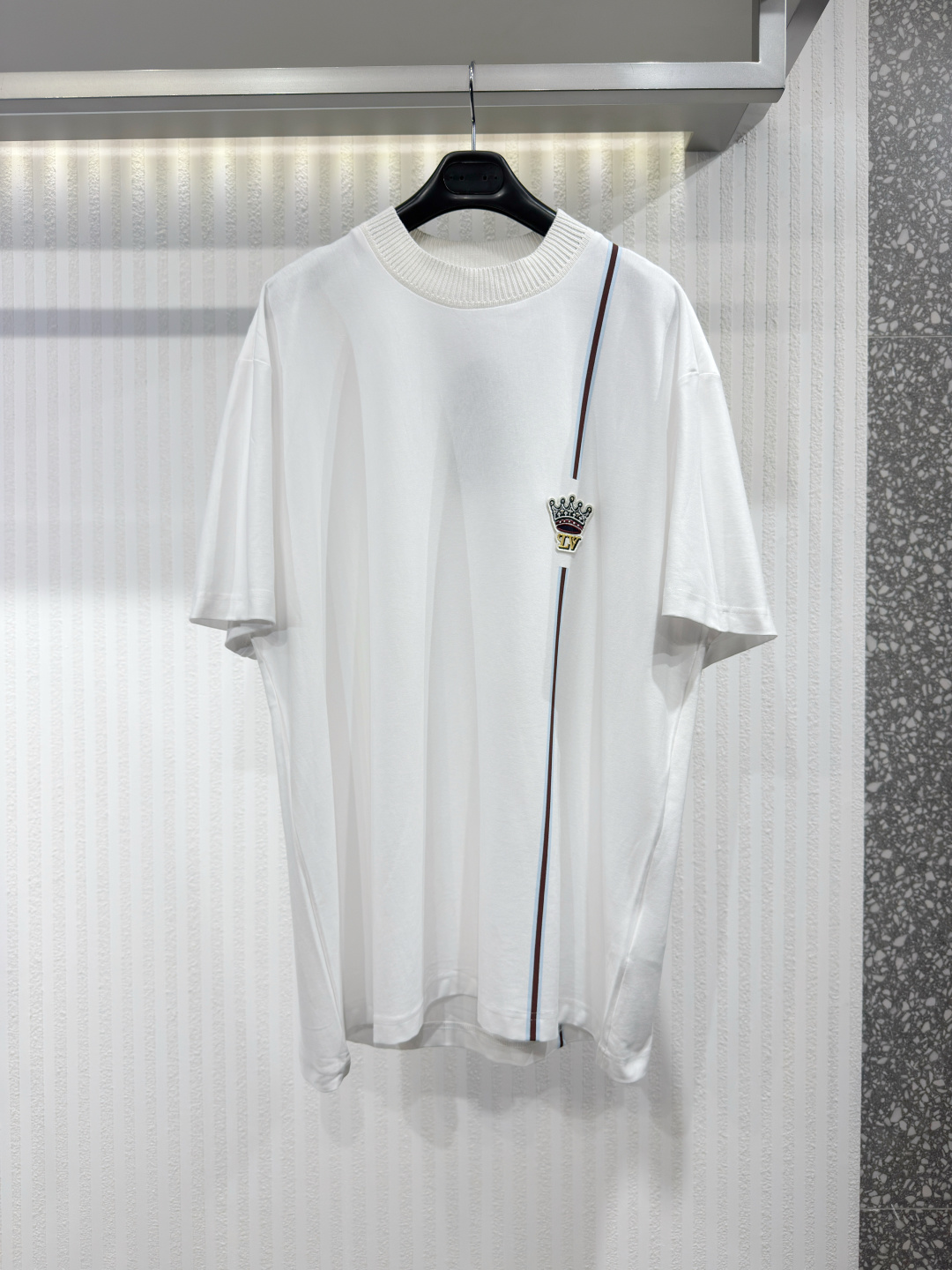 NO:778012,1V Men's Crown Embroidered Short Sleeve T-Shirt Soft organic cotton embroidered signature vertical stripes This white soft organic cotton T-shirt is inspired by the collection's Varsity style. Embroidered with the LV Crown signature appliqué on one side, accented with gold accents and detailed with a contrasting vertical stripe pattern. This sporty design is perfect for any outfit. Sizes S-XL, Louis Vuitton - Clothing, louis vuitton, louis  vuitton,T-shirt,tees,t-shirt,198609091V 男士皇冠刺绣短袖T恤 柔软有机棉刺绣签名竖条纹 这款白色柔软有机棉T恤的设计灵感源自该系列的 Varsity 风格.单面绣有LV 皇冠标志性贴花,饰以金色元素,并饰有对比鲜明的竖条纹图案细节.这款运动风格的设计是搭配任何服饰的完美选择.尺码S-XL,路易威登-服装,louis vuitton,louis vuitton,T-shirt,tees，t-shirt,,Women's clothing