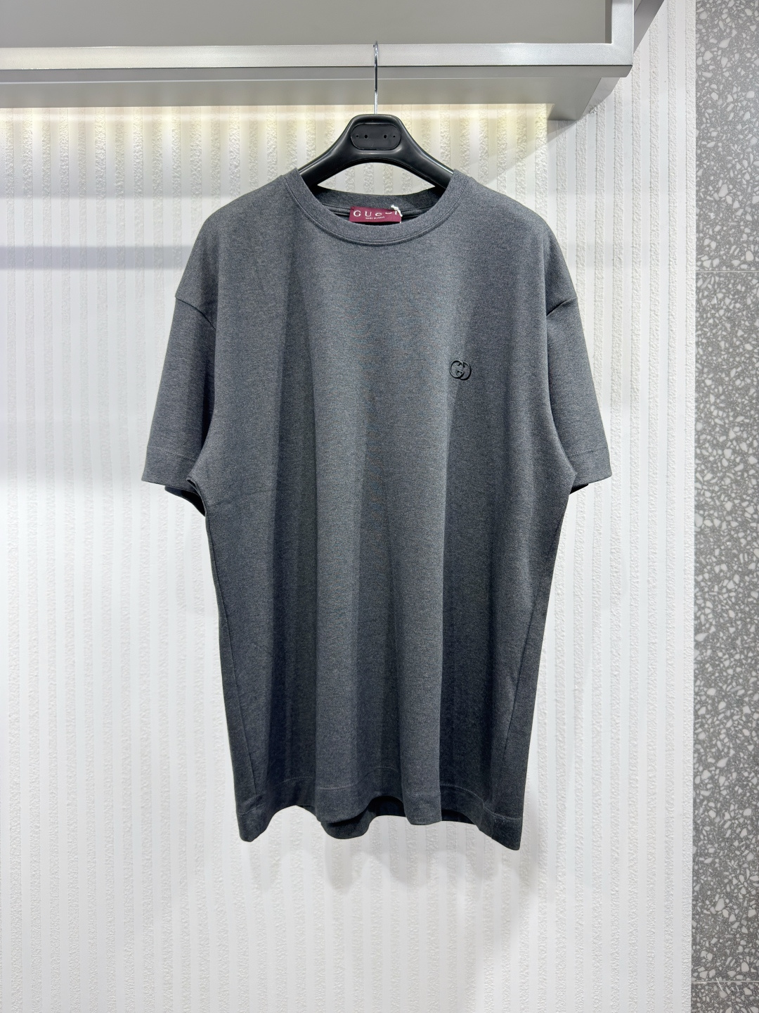 NO:817367,GUCC cotton knitted T-shirt with embroidery. The silhouette, fabric and craftsmanship of this T-shirt all draw on the brand's classic design elements. It inherits tradition while also showing a modern flavor. The soft cotton knitted fabric is decorated with the iconic interlocking G embroidery. Sizes S-XL, Gucci - clothing, gucci, gucci, tees, t-shirt,19860909GUCC 棉质针织T恤,带刺绣 这款T恤的廓形、面料和工艺均汲取了品牌经典的设计元素,在传承传统的同时,也展现了现代气息.柔软的棉质针织面料上饰有标志性的双G互扣刺绣.尺码S-XL,古驰-服装,gucci,gucci,tees，t-shirt,,Women's clothing