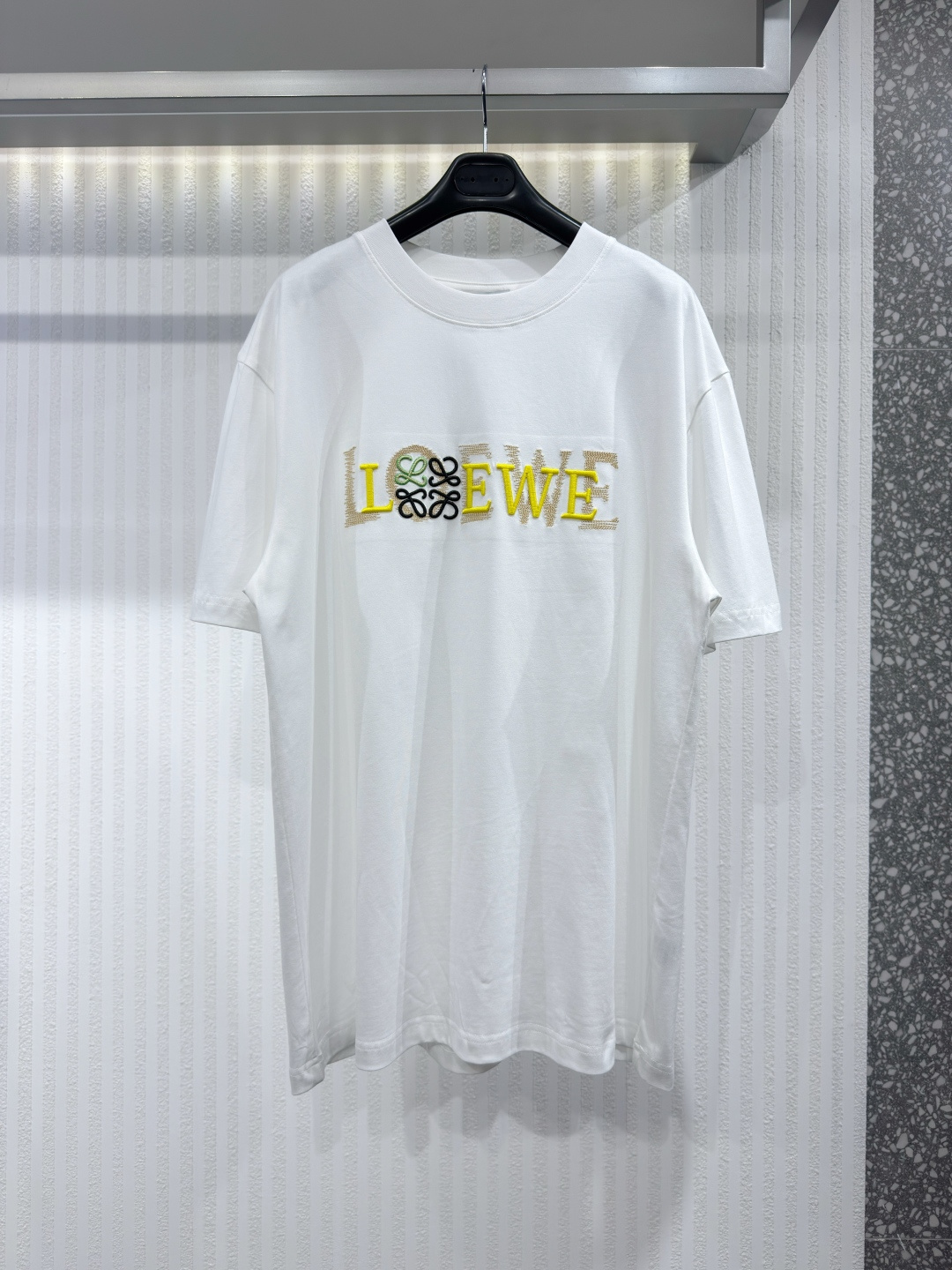 NO:778030,LOEW letter embroidery short-sleeved T-shirt. The fabric is made of 40-woven high-density pure cotton double-yarn fabric. It has good drape and strong wrinkle resistance. The fabric is made of finely imitated high-woven yarn and then singed. The toughness and feel reach the luxury texture that market products cannot give. The workmanship is impeccable. Size M-3XL, Loewe-clothing, loewe, loewe, T-shirt, tees, t-shirt,19860909LOEW 字母刺绣短袖T恤 面料采用 40织高织 高密度纯棉双纱面料 垂感好抗皱能力强 面料通过精仿高织纱 再通过烧毛处理 韧性和手感达到市场货不能给予的高奢质感 做工精良无可挑剔 尺码M-3XL,罗意威-服装,loewe,loewe,T-shirt,tees，t-shirt,,Women's clothing