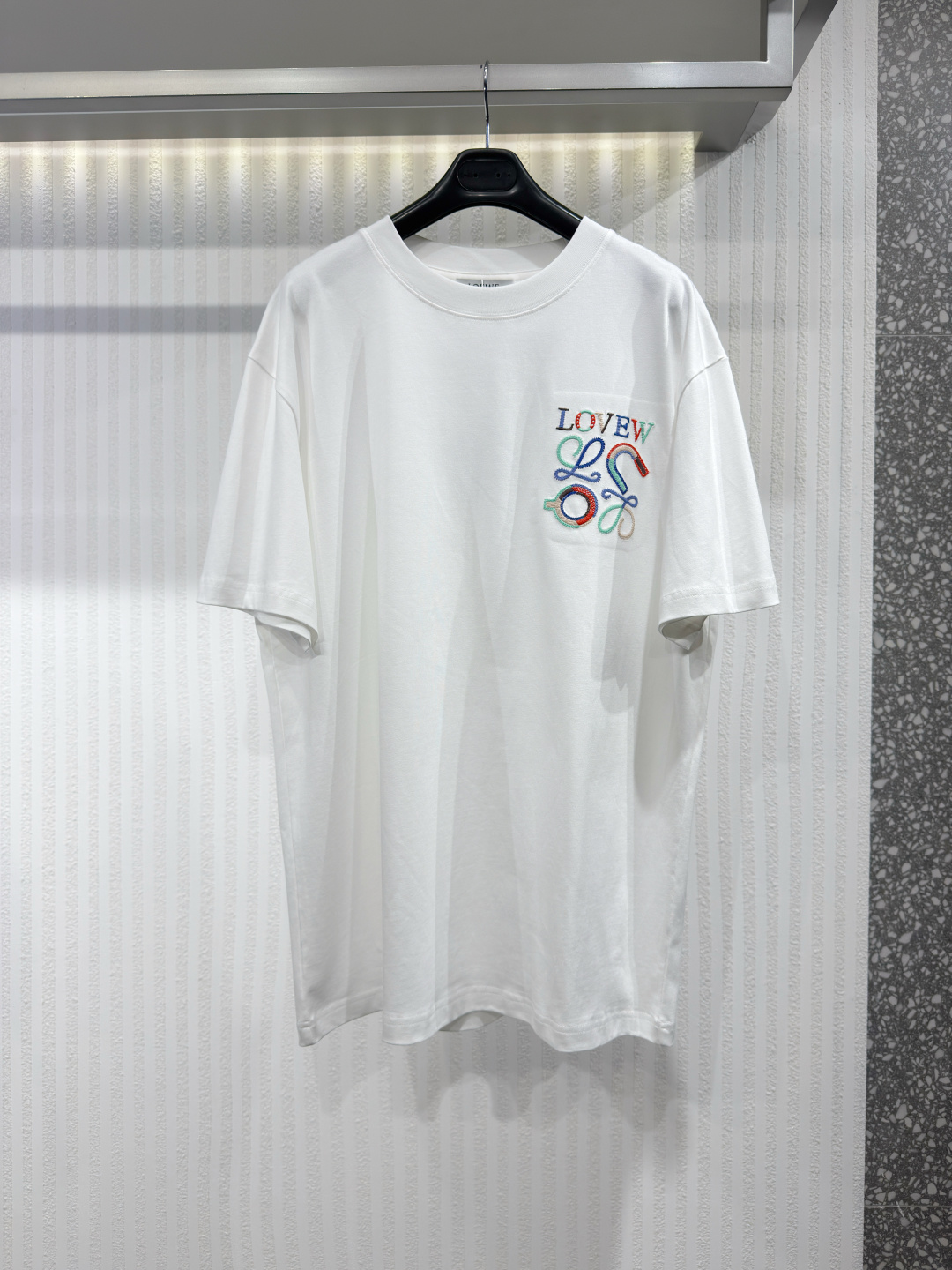 NO:778027,LOEW color label embroidered short-sleeved T-shirt. The fabric is made of 40-woven high-density pure cotton double-yarn fabric. It has good drape and strong wrinkle resistance. The fabric is made of finely imitated high-woven yarn and then singed. The toughness and feel reach the luxury texture that market products cannot give. The workmanship is impeccable. Size M-3XL, Loewe-clothing, loewe, loewe, T-shirt, tees, t-shirt,19860909LOEW 彩标刺绣短袖T恤 面料采用 40织高织 高密度纯棉双纱面料 垂感好抗皱能力强 面料通过精仿高织纱 再通过烧毛处理 韧性和手感达到市场货不能给予的高奢质感 做工精良无可挑剔 尺码M-3XL,罗意威-服装,loewe,loewe,T-shirt,tees，t-shirt,,Women's clothing