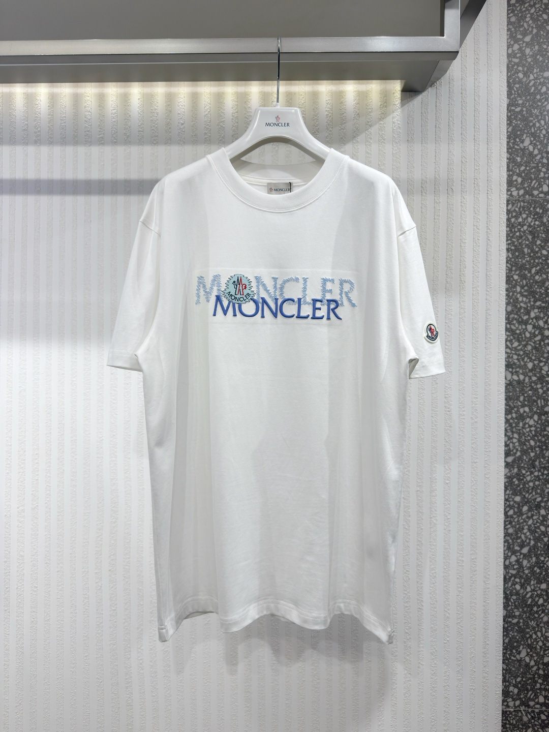 NO:826444,MONCE 26 letters overlapping embroidery short-sleeved T-shirt. The fabric is made of 40-woven high-density pure cotton double yarn fabric. It has good drape and strong anti-wrinkle ability. The fabric is made of finely imitated high-woven yarn and then singed. The toughness and feel reach the luxury texture that market products cannot give. The workmanship is impeccable. Size M-3XL, hooded clothing, Moncler, T-shirt, tees, t-shirt,19860909MONCE 26字母重叠刺绣短袖T恤 面料采用 40织高织 高密度纯棉双纱面料 垂感好抗皱能力强 面料通过精仿高织纱 再通过烧毛处理 韧性和手感达到市场货不能给予的高奢质感 做工精良无可挑剔 尺码M-3XL,蒙口-服装,Moncler,T-shirt,tees，t-shirt,,Women's clothing