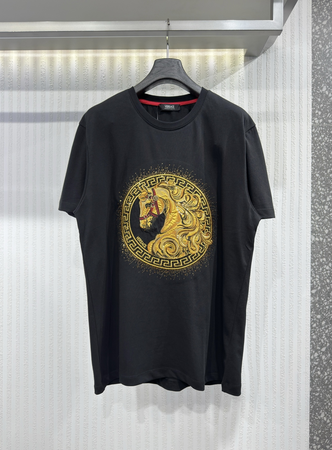 NO:777994,VERSACE/Versace Men's embroidered cotton jersey slim-fitting T-shirt. Slim-fitting short-sleeved T-shirt, made of cotton jersey fabric, decorated with CNY 2026 thread embroidery pattern and embellished with fine sequin decorative details. To celebrate the Year of the Horse, the pattern combines the brand's iconic Greca design elements with the image of a horse. Sizes S-XL, Versace-clothing,versace,versace,T-shirt,tees,t-shirt,19860909VERSACE/范思哲 男士刺绣棉质平纹针织修身T恤 修身短袖T恤,采用棉质平纹针织面料制成,饰有CNY 2026线绣图案,并点缀精细亮片装饰细节.为了庆祝马年,该图案结合了品牌标志性Greca设计元素和骏马形象.尺码S-XL,范思哲-服装,versace,versace,T-shirt,tees，t-shirt,,Women's clothing