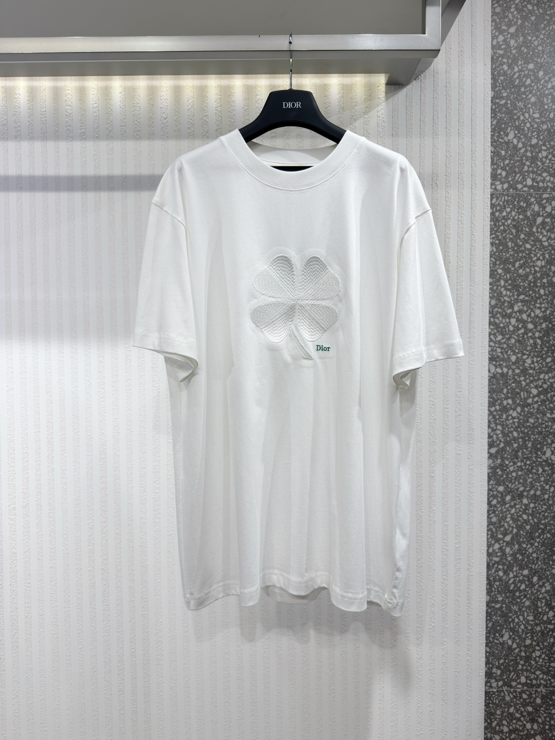NO:817391,DIO four-leaf clover embroidered short-sleeved T-shirt. The fabric is made of 40-woven high-density pure cotton double-yarn fabric. It has good drape and strong wrinkle resistance. The fabric is made of finely imitated high-woven yarn and then singed. The toughness and feel reach the luxury texture that market products cannot give. The workmanship is impeccable. Size M-3XL, Dior-clothing, dior, dior, T-shirt, tees, t-shirt,19860909DIO 四叶草刺绣短袖T恤 面料采用 40织高织 高密度纯棉双纱面料 垂感好抗皱能力强 面料通过精仿高织纱 再通过烧毛处理 韧性和手感达到市场货不能给予的高奢质感 做工精良无可挑剔 尺码M-3XL,迪奥-服装,dior,dior,T-shirt,tees，t-shirt,,Women's clothing