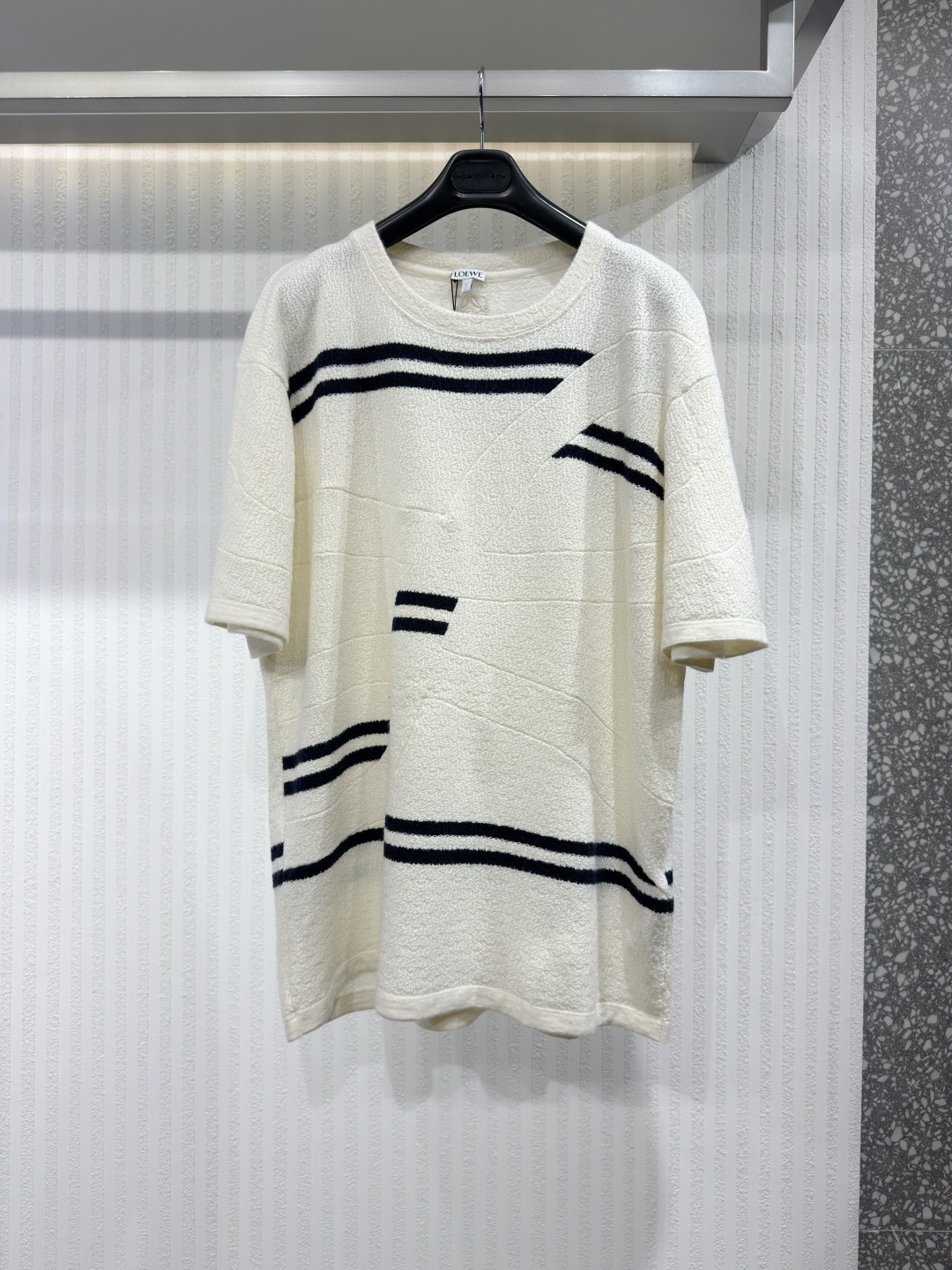 NO:778011,Loewe/Loewe men's T-shirt lightweight textured splicing stripes L letter inlay Anagram embroidery new style lightweight textured wool T-shirt, decorated with splicing stripes and LOEWE L letter inlay on the front. Loose fit, standard length. Round neck design. Anagram embroidery on the back. Size S-XL, Loewe-clothing, loewe, loewe, tees, t-shirt,19860909Loewe/罗意威男士T恤轻质纹理拼接条纹L字母嵌饰Anagram刺绣新款 轻质纹理羊毛T恤,饰有拼接条纹与正面LOEWE L字母嵌饰.宽松版型,标准长度.圆领设计.背面饰有Anagram刺绣.尺码S-XL,罗意威-服装,loewe,loewe,tees，t-shirt,,Women's clothing