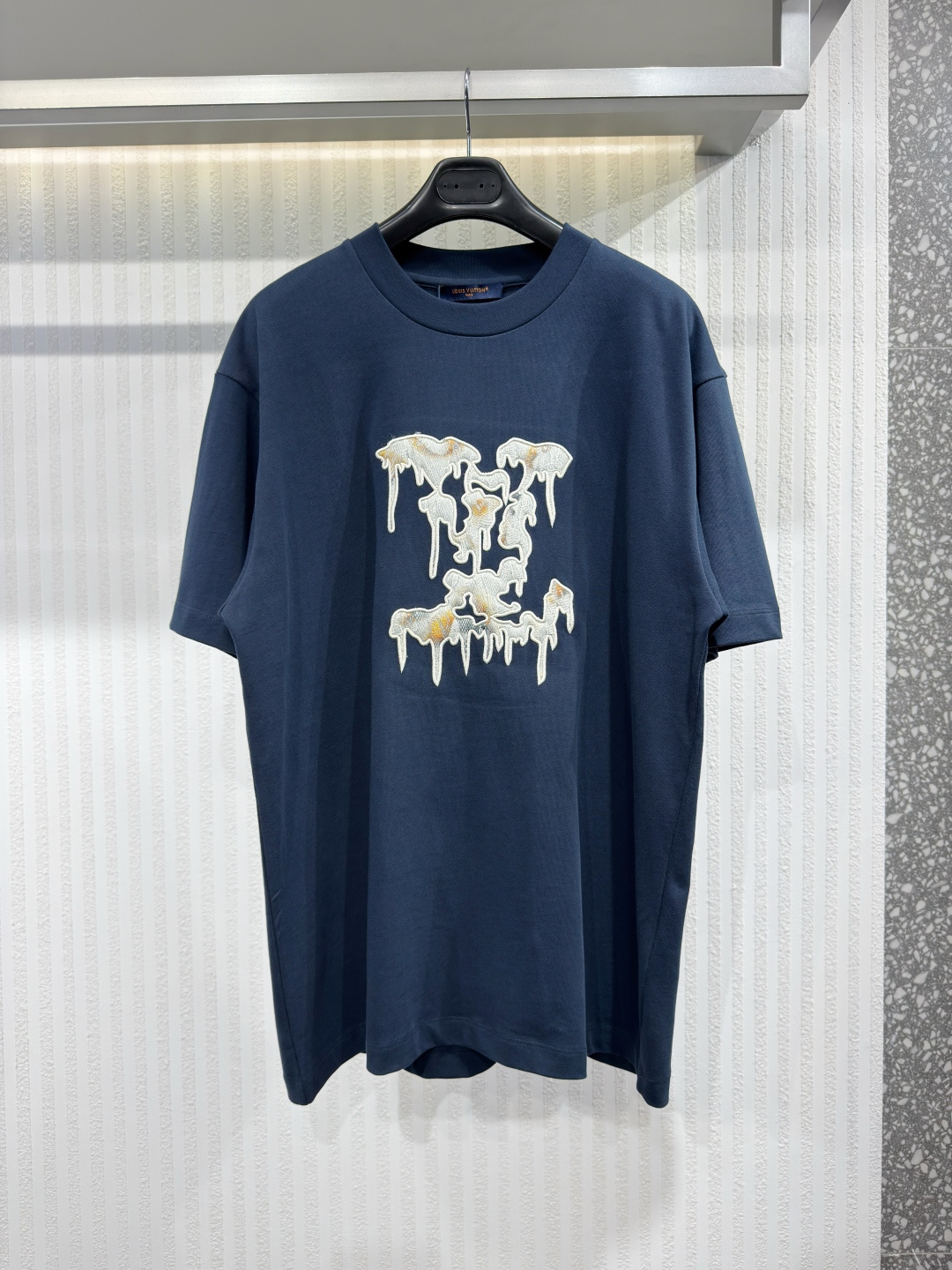 NO:778007,1V 26 Clouds Embroidered Short Sleeve T-Shirt Soft Organic Cotton T-shirt The design of the organic cotton T-shirt is inspired by the collection's Varsity style. Embroidered on one side is the LV Clouds signature appliqué, accented with gold accents and detailed with a contrasting vertical stripe pattern. This sporty design is perfect to match any outfit. Sizes S-XL, Louis Vuitton - Clothing, louis vuitton, louis  vuitton,T-shirt,tees,t-shirt,198609091V 26云朵刺绣短袖T恤 柔软有机棉刺 有机棉T恤的设计灵感源自该系列的 Varsity 风格.单面绣有LV 云朵标志性贴花,饰以金色元素,并饰有对比鲜明的竖条纹图案细节.这款运动风格的设计是搭配任何服饰的完美选择.尺码S-XL,路易威登-服装,louis vuitton,louis vuitton,T-shirt,tees，t-shirt,,Women's clothing