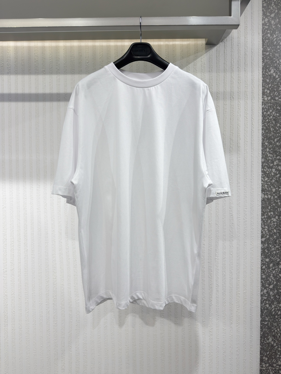 NO:817365,ACNE sutdios satin LOGO T-shirt - loose style. This short-sleeved round neck T-shirt is made of organic cotton knitted fabric, with satin brand logo on the cuffs and ribbed collar. Loose unisex fit, sizes XS-L, men's,acne studios,dior,T-shirt,tees,t-shirt,19860909ACNE sutdios缎面LOGO T恤 - 宽松款 这款短袖圆领T恤采用有机棉针织面料制成,袖口饰有缎面品牌标识,领口为罗纹设计.宽松的男女通用版型,尺码XS-L,男装,acne studios,dior,T-shirt,tees，t-shirt,,Women's clothing
