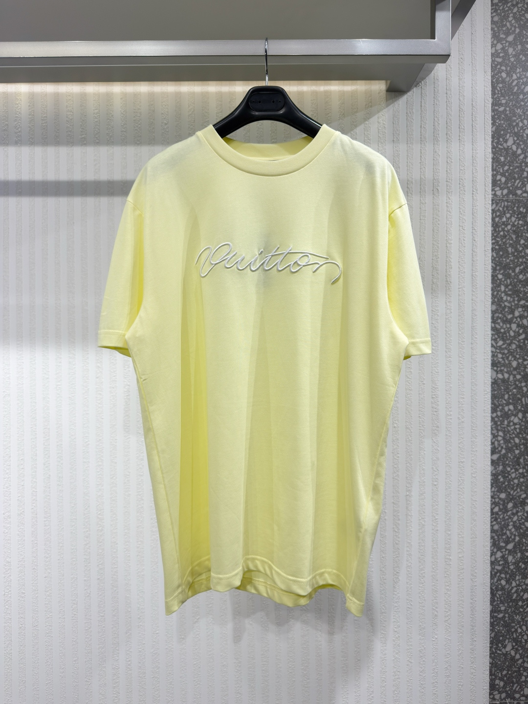NO:779781,1V 2026 Men's Cotton Embroidered Logo Short Sleeve T-Shirt This classic T-shirt chooses a delicate vanilla yellow, perfect for spring. This style is made of organic cotton and is embellished with the Vuitton signature in italic embroidery with a 3D effect on the chest. The woven MarqueL.Vuitton Deposee detail on the back adds an extra symbolic touch to the garment, perfect for making any casual outfit look unique. Sizes  vuitton,T-shirt,tees,t-shirt,198609091V 2026男士纯棉刺绣标识短袖 T 恤 这款经典T恤选择了细腻的香草黄,非常适合春季.这款风格采用有机棉制成,胸前以斜体刺绣3D效果的威登签名点缀.背部的编织MarqueL.Vuitton Deposee细节为服装增添了额外的象征性,非常适合让任何休闲装看起来独特.尺码XS-L,路易威登-服装,louis vuitton,T-shirt,tees，t-shirt,,Women's clothing