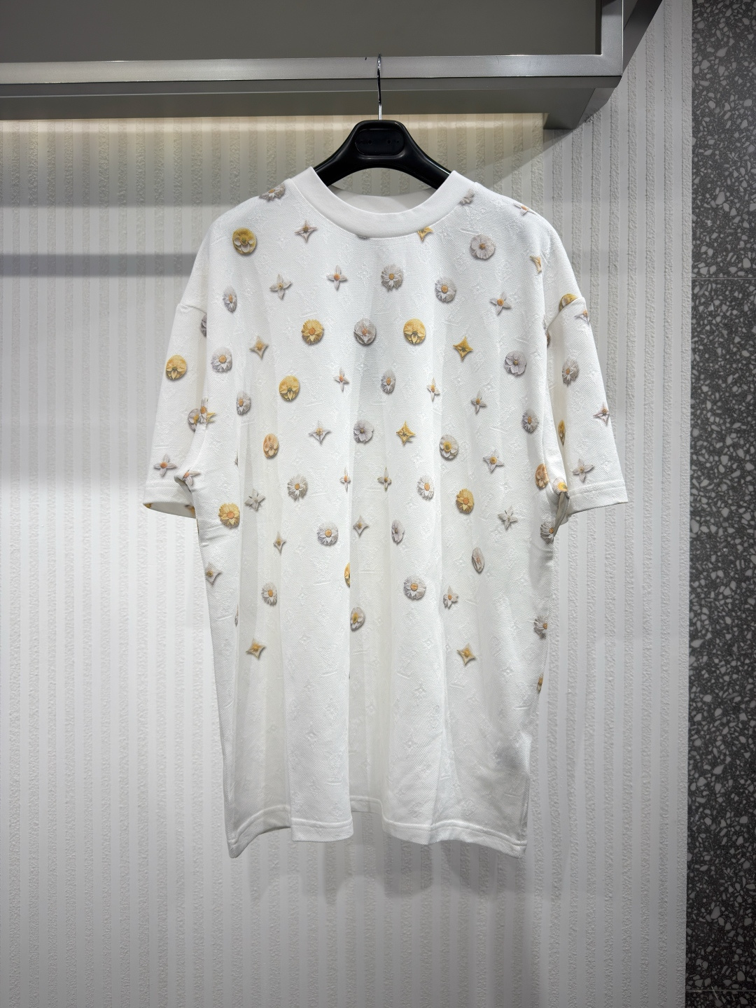 NO:778003,1V 26ss Men's Short Sleeve T-Shirt Creamy White Organic Cotton Gradient Floral 2026 Spring New Style This creamy white T-shirt adds lively floral elements to spring casual looks. Made of organic cotton rib fabric, decorated with the brand's signature jacquard pattern, the texture is fine and soft, and embellished with this season's gradient effect LV floral print, presented in soft white and yellow tones, sizes S-XL, Louis Vuitton-clothing, louis vuitton, louis  vuitton,T-shirt,tees,t-shirt,198609091V 26ss男士短袖T恤 乳白色有机棉渐变花卉2026春新款 这款乳白色T恤为春季休闲装扮增添鲜活的花卉元素.采用有机棉罗纹面料制成,饰有品牌标志性的提花纹样,质地细腻柔软,并点缀着本季渐变效果的LV花卉印花,以柔和的白色和黄色调呈现尺码S-XL,路易威登-服装,louis vuitton,louis vuitton,T-shirt,tees，t-shirt,,Women's clothing