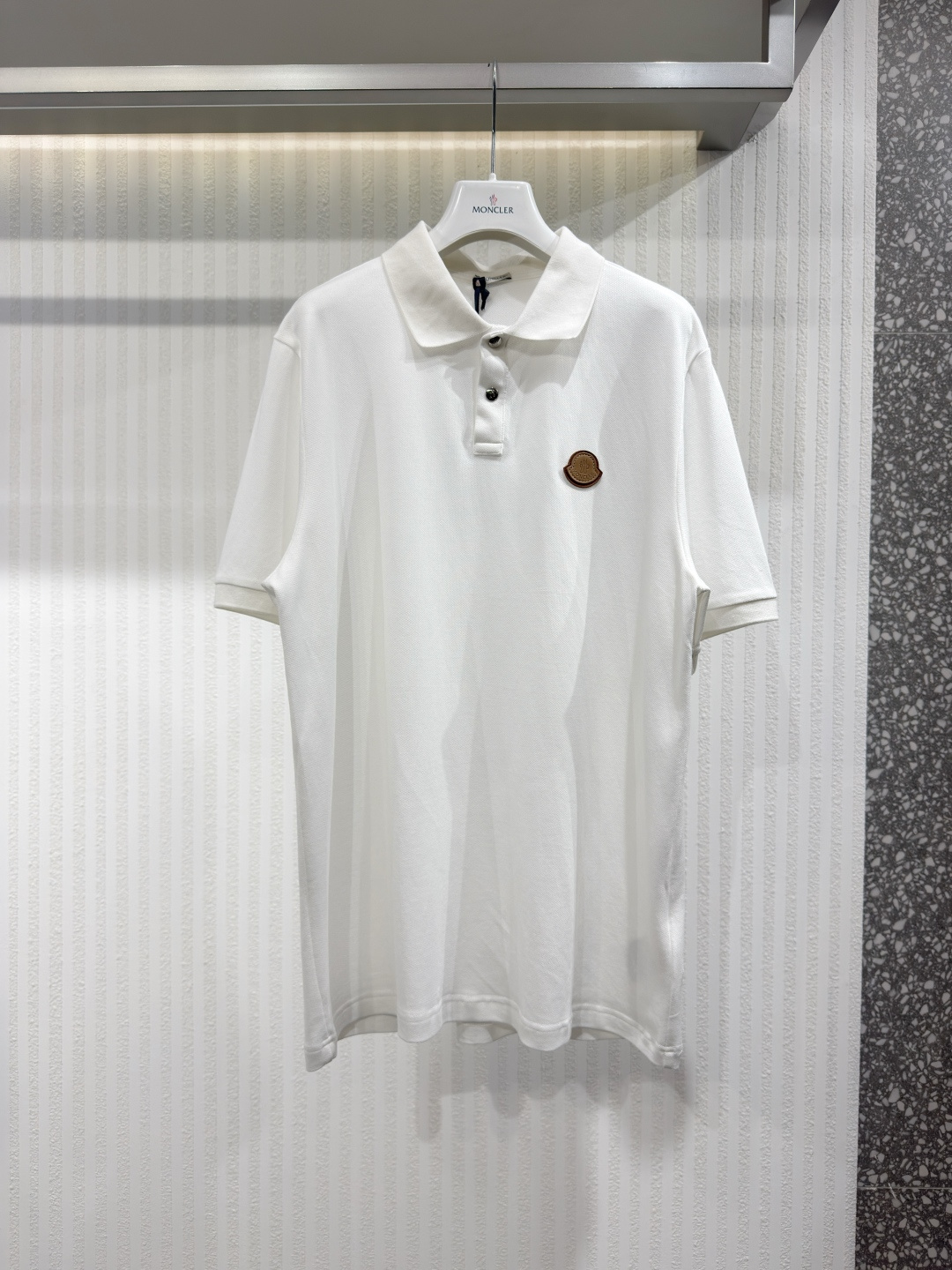 NO:778261,MONCEL's Polo shirt is classic and versatile, and can be easily styled for casual or formal looks. Made of cotton pique, the classic style is paired with a leather logo patch for a more sophisticated look. Sizes S-XL, Mouth-Clothing, Moncler,19860909MONCEL 这款 Polo 衫经典百搭,可轻松打造休闲或正式造型.采用棉质珠地布制成,经典款式搭配皮革徽标贴片,更显精致.尺码S-XL,蒙口-服装,Moncler,,Women's clothing