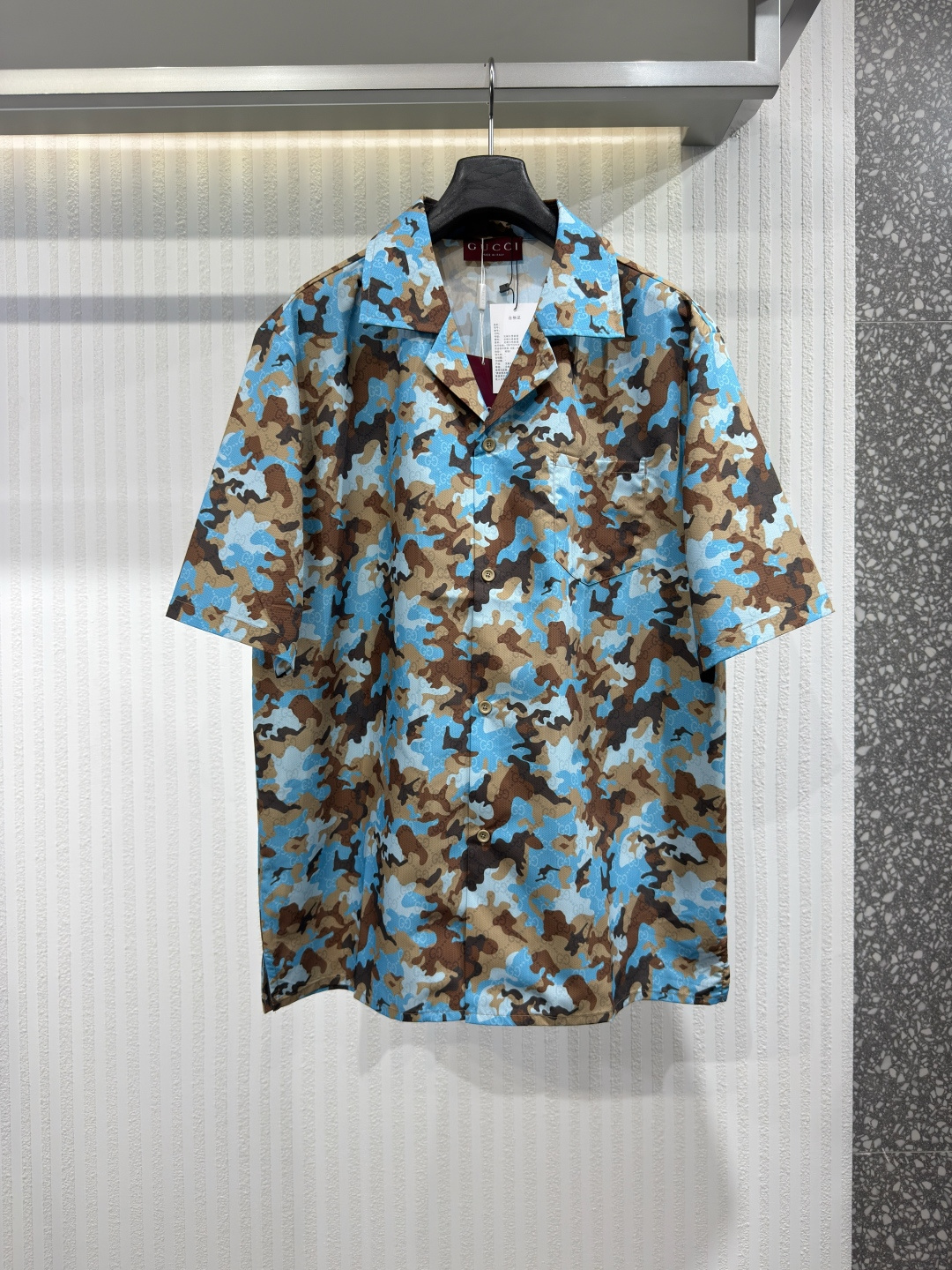 NO:826561,The new GUCC 26 printed cotton shirt 2026 spring and summer series has been released. The design of this La Famiglia series is inspired by the shape in the 'Bastardo' portrait, which indicates that the series will reinterpret the brand's classic elements and focus on showing unique personality and distinctive style. The iconic Gucci Flora print is presented on nylon swimming trunks in the form of an all-over pattern., Gucci - Clothing, gucci, gucci, shirts,19860909GUCC 26 印花棉质衬衫2026春夏系列新品已新鲜出炉.这款La Famiglia系列的设计灵感源自“Bastardo”肖像画中的造型,预示着该系列将重新诠释品牌经典元素,着重展现独特的个性与鲜明的风格.标志性的Gucci Flora印花以满版图案的形式呈现在尼龙泳裤上.,古驰-服装,gucci,gucci,shirts,,Women's clothing