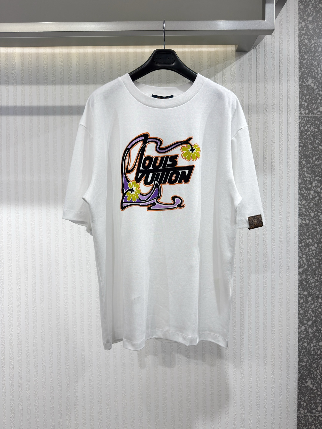 NO:778016,1V 26ss artistic flocking printed T-shirt. The fabric is made of 40s double-sided combed cotton g, matching 1x1 thread 210g. The printing adopts manual plate flocking process + water glue screen printing, multi-color matching. The leather label is made of genuine old flower leather label, branch edge sealing, positioning old flower, specific three-label washing. Size XS-L, Louis Vuitton-clothing, louis vuitton, tees, t-shirt,198609091V 26ss 艺术植绒印花T恤 面料采用40s双面精梳棉g,配套1x1螺纹210g,印花采用手工台板植绒工艺+水胶浆丝网印花,多色调配,皮标选用真皮老花皮标,树枝封边、定位老花,特定三标水洗. 尺码XS-L,路易威登-服装,louis vuitton,tees，t-shirt,,Women's clothing