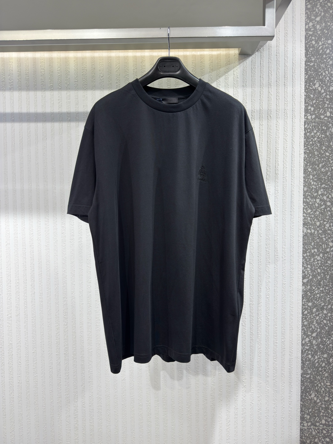 NO:778017,PRAD 26 school logo embroidered round neck short sleeves. Classic school logo embroidery, square cut style, full set of accessories. Made of 32-count fine cotton plain fabric, 145g/㎡; the neckline is closed with high-weight ribbing to maintain structural stability. Size XS-L, Prada-clothing, prada, prada, T-shirt,19860909PRAD 26 校徽绣花圆领短袖 经典校徽标识刺绣、方正剪裁的款式、全套辅料配备 采用32支精棉平纹面料,145g/㎡；领口通过高克重罗纹收口,保持结构稳定.尺码XS-L,普拉达-服装,prada,prada,T-shirt,,Women's clothing