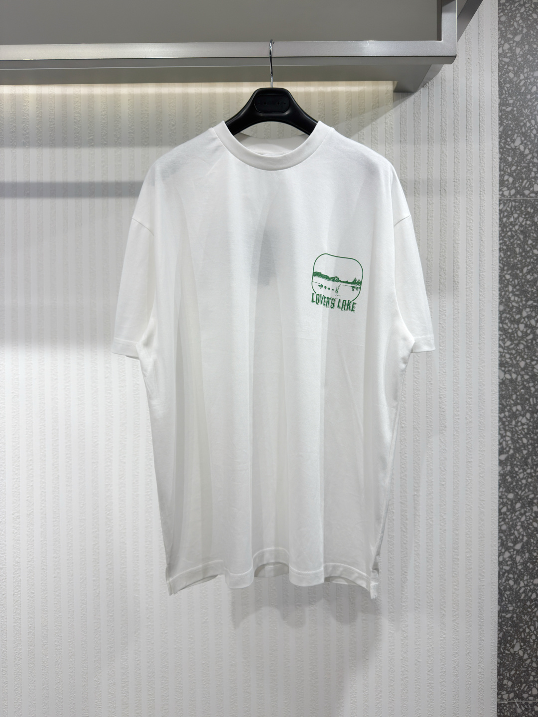 NO:777999,Prada 26ss Prada men's printed cotton T-shirt Minimalism and irony are the characteristics of Prada's new season men's clothing series. This series shows a new style concept through original prints and classic silhouettes. Square cut. Sizes XS-L, Prada-clothing, prada, prada, tees, t-shirt,19860909Prada 26ss 普拉达男士印花棉T恤 极简主义和反讽是Prada新一季男装系列的特点,该系列通过原创印花和经典廓形,展现了全新的风格理念方形切割 尺码XS-L,普拉达-服装,prada,prada,tees，t-shirt,,Women's clothing