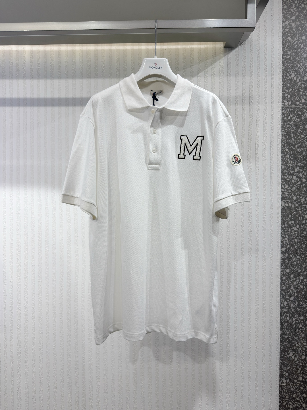 NO:778266,MONCL 26 Interwoven Pattern Pique Cotton Polo Shirt This men's polo shirt draws on the collection's collegiate aesthetic and is decorated with interwoven pattern patches. Sizes S-XL, Men's Mouth - Clothing, Moncler,19860909MONCL 26 交织图案珠地棉Polo恤 这款男士Polo恤汲取了系列的学院风格美学,饰有交织图案贴片.尺码S-XL,蒙口-服装,Moncler,,Women's clothing