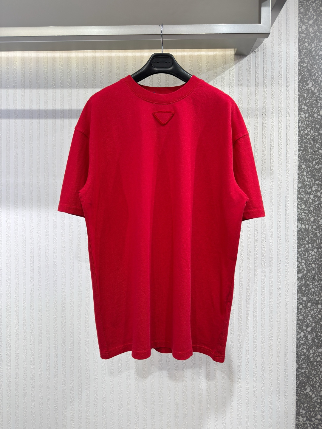 NO:778013,PRAD 26 Prada macaron cotton triangle T-shirt  A minimalist interpretation of a classic logo. Even a basic style like a pure cotton T-shirt can be upgraded with simple Prada embellishments. Except for the triangle that best reflects Prada's exquisite craftsmanship - the triangle in the center of the chest - this pure cotton T-shirt does not have any other elements inherited from the Italian brand. The triangle logo is cleverly sewn under the layered shirt, looming. Size XS-L, Prada-clothing, prada, prada, shirts, tees, t-shirt,19860909PRAD 26 普拉达 马卡龙色棉质三角T恤 经典标志的极简主义演绎.即使是像纯棉T恤这样的基本款,也能通过简单的Prada点缀而提升格调.这款纯棉T恤除了最能体现Prada精湛工艺的标志——胸前正中央的三角形——之外,并没有其他任何意大利品牌传承的元素.三角形标志巧妙地缝制在叠穿的衬衫下,若隐若现.尺码XS-L,普拉达-服装,prada,prada,shirts,tees，t-shirt,,Women's clothing