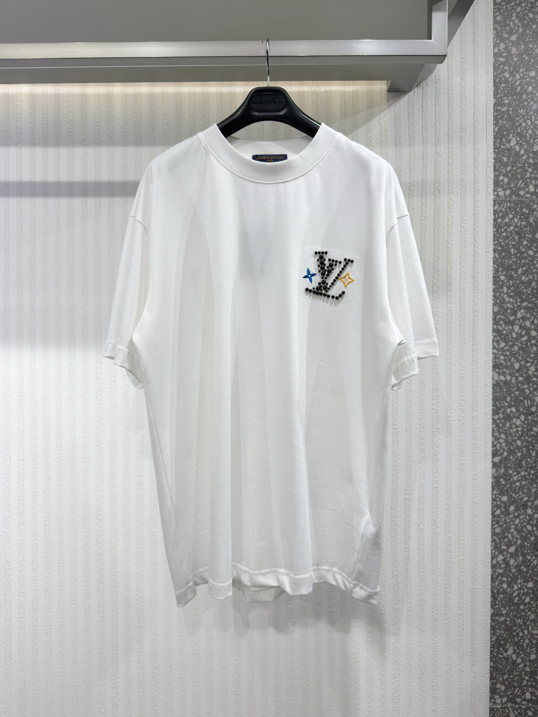 NO:778002,1V beaded embroidery short-sleeved T-shirt. The fabric is made of 40-woven high-density pure cotton double-yarn fabric. It has good drape and strong wrinkle resistance. The fabric is imitated by high-woven yarn and then singed. The toughness and feel reach the luxury texture that market products cannot give. The workmanship is impeccable. Size M-3XL, Louis Vuitton-clothing, louis vuitton, T-shirt, tees, t-shirt,198609091V 串珠刺绣短袖T恤 面料采用 40织高织 高密度纯棉双纱面料 垂感好抗皱能力强 面料通过精仿高织纱 再通过烧毛处理 韧性和手感达到市场货不能给予的高奢质感 做工精良无可挑剔 尺码M-3XL,路易威登-服装,louis vuitton,T-shirt,tees，t-shirt,,Women's clothing