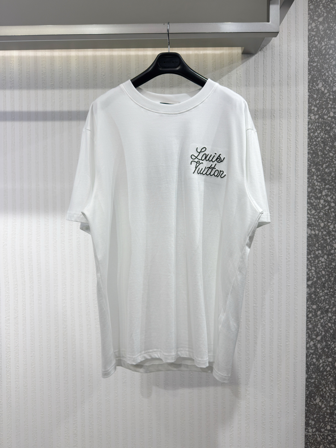 NO:778000,1V towel painted embroidery short-sleeved T-shirt. The fabric is made of 40-woven high-density pure cotton double yarn fabric. It has good drape and strong wrinkle resistance. The fabric is made of finely imitated high-woven yarn and then singed. The toughness and feel reach the luxury texture that market products cannot give. The workmanship is impeccable. Size M-3XL, Louis Vuitton-clothing, louis vuitton, T-shirt, tees, t-shirt,198609091V 毛巾彩绘刺绣短袖T恤 面料采用 40织高织 高密度纯棉双纱面料 垂感好抗皱能力强 面料通过精仿高织纱 再通过烧毛处理 韧性和手感达到市场货不能给予的高奢质感 做工精良无可挑剔 尺码M-3XL,路易威登-服装,louis vuitton,T-shirt,tees，t-shirt,,Women's clothing