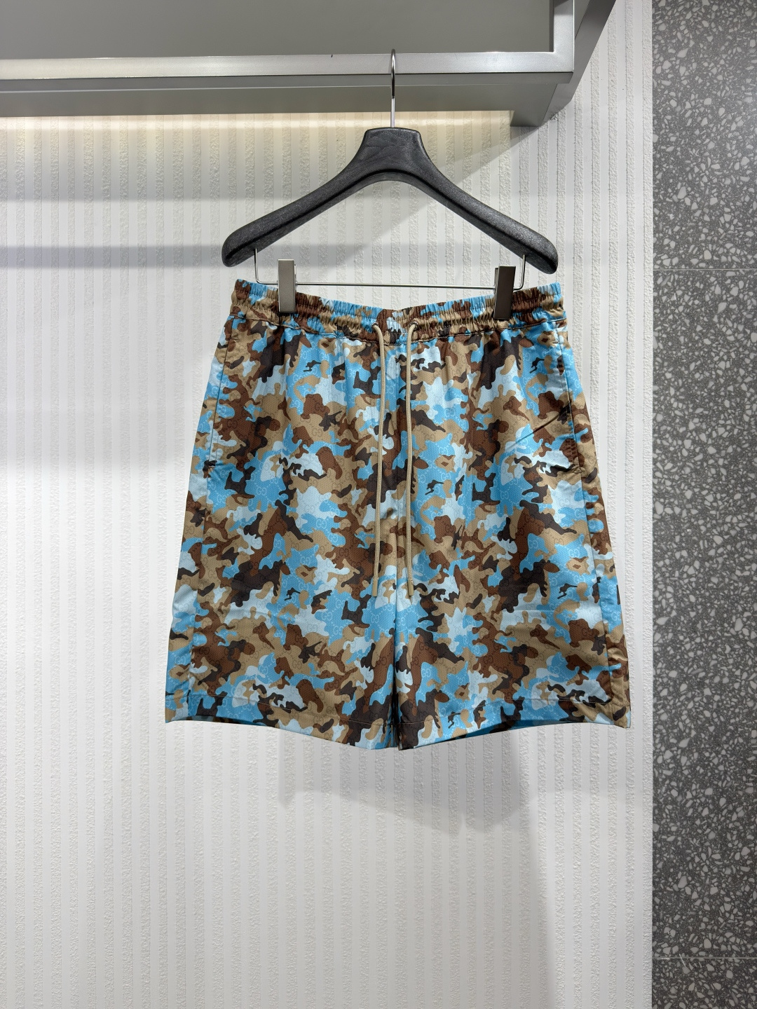 NO:826570,GUCC 26 printed cotton swimming trunks 2026 spring and summer series of new products have been released. The design of this La Famiglia series is inspired by the shape in the 'Bastardo' portrait, which indicates that the series will reinterpret the brand's classic elements and focus on showing unique personality and distinctive style. The iconic Gucci Flora print is presented on the nylon swimming trunks in the form of an all-over pattern., Gucci - Clothing, gucci, gucci,19860909GUCC 26 印花棉质泳裤 2026春夏系列新品已新鲜出炉.这款La Famiglia系列的设计灵感源自“Bastardo”肖像画中的造型,预示着该系列将重新诠释品牌经典元素,着重展现独特的个性与鲜明的风格.标志性的Gucci Flora印花以满版图案的形式呈现在尼龙泳裤上.,古驰-服装,gucci,gucci,,Women's clothing