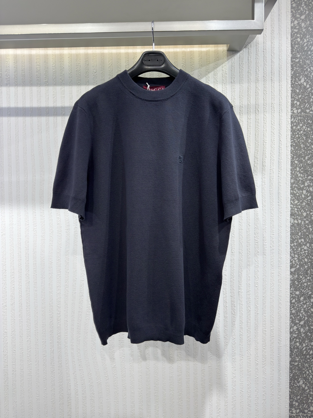 NO:817343,GUCC silk cotton embroidered T-shirt. The silhouette, fabric and craftsmanship all draw on the brand's classic elements. While inheriting the classics, it also shows a modern flavor. This Polo shirt is made of knitted silk cotton fabric and decorated with the iconic double G interlocking embroidery. Sizes S-XL, Gucci-clothing, gucci, gucci, tees, t-shirt,19860909GUCC 丝棉刺绣T恤 廓形、面料和工艺均汲取品牌经典元素,在传承经典的同时,更展现现代气息.这款 Polo 衫采用针织丝棉面料,并饰有标志性的双 G 互扣刺绣.尺码S-XL,古驰-服装,gucci,gucci,tees，t-shirt,,Women's clothing