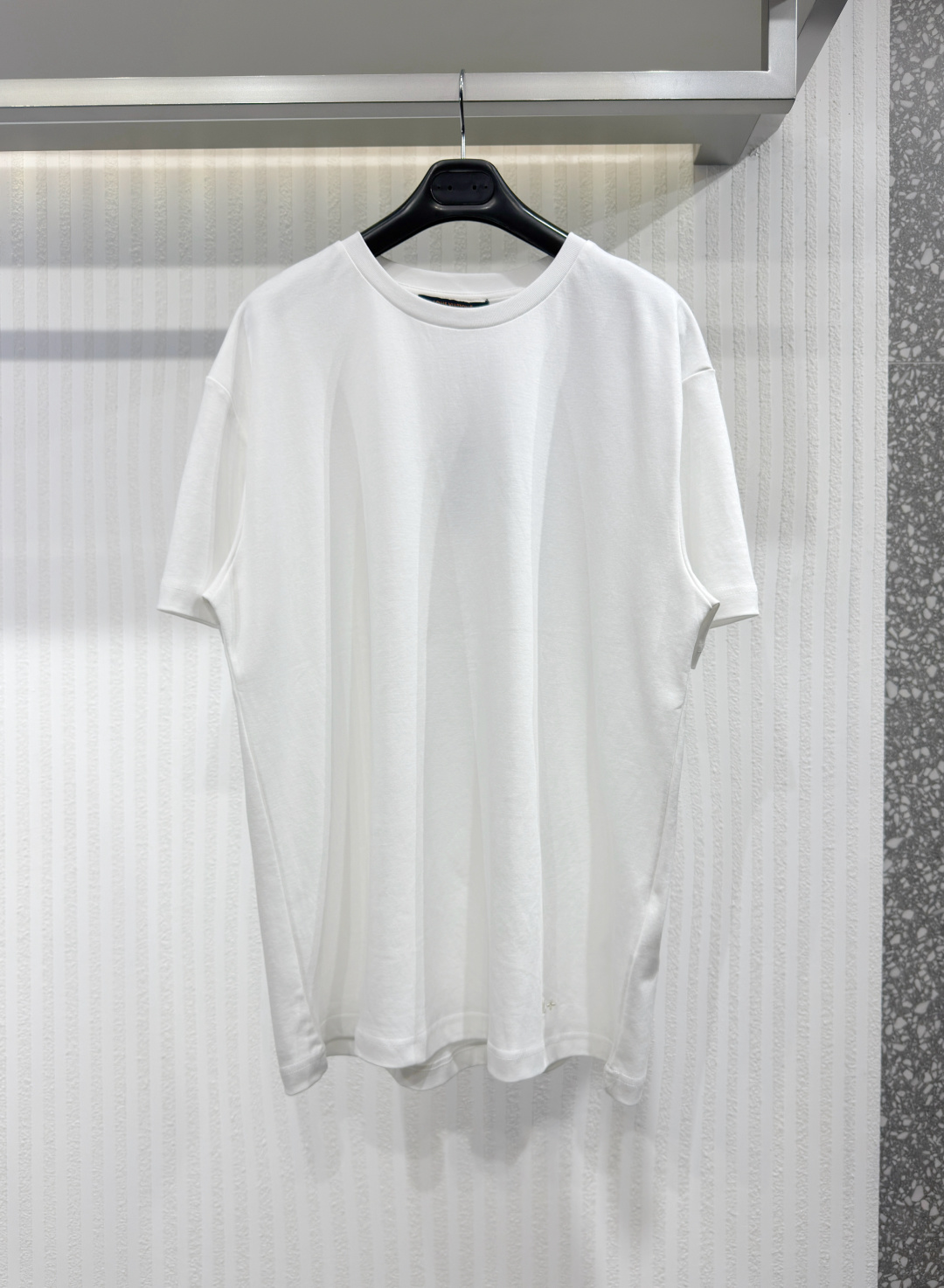 NO:777998,1V Hem Embroidered Silk Blend T-Shirt This classic white T-shirt cleverly incorporates traditional tailoring elements to add a modern touch to formal attire. It is made from a luxurious organic cotton and silk blend knit fabric that is soft and smooth to the touch with a soft luster. It has subtle embroidery on the lower left corner and a leather patch sewn on the back. This versatile piece can be worn with a suit for a modern workplace look or as an everyday casual outerwear. Sizes S-XL, Louis Vuitton - clothing, louis  vuitton,jackets & coats,tees,t-shirt,business suit,real silk,198609091V 下摆刺绣真丝混纺T恤 这款经典的白色T恤巧妙地融合了传统剪裁元素,为正式着装增添了一抹现代气息.它采用奢华的有机棉丝混纺针织面料,触感柔软顺滑,光泽柔和.左下角饰有低调的刺绣,背面则缝有皮革贴片.这款百搭单品既可搭配西装打造现代职场造型,也可作为日常休闲外套穿着 尺码S-XL,路易威登-服装,louis vuitton,jackets & coats,tees，t-shirt,business suit,real silk,,Women's clothing