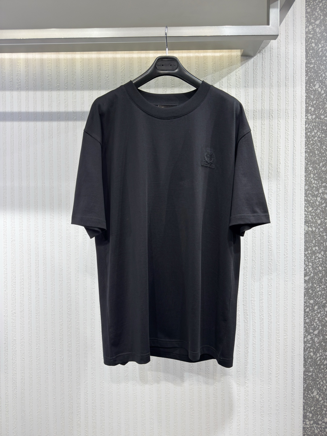 NO:778004,Loro Piana 26 Ray T-shirt This short-sleeved T-shirt is crafted in neutral tones from the Ligurian coast and is made from ultra-soft and lightweight cotton jersey. It is a minimalist and versatile style. It can be worn under any occasion or paired with summer outerwear. Sizes M-3XL, Men's, loro piana, jackets & coats, T-shirt,19860909Loro Piana 26 Ray T 恤 这款短袖T 恤打造自利古里亚海岸的中性色调,由极致柔软轻盈的棉质针织布制成,是具极简风格的百搭款式.作品在任何场合穿着皆宜,既可穿于外套之下,亦可与夏日外衣进行搭配 尺码M-3XL,男装,loro piana,jackets & coats,T-shirt,,Women's clothing