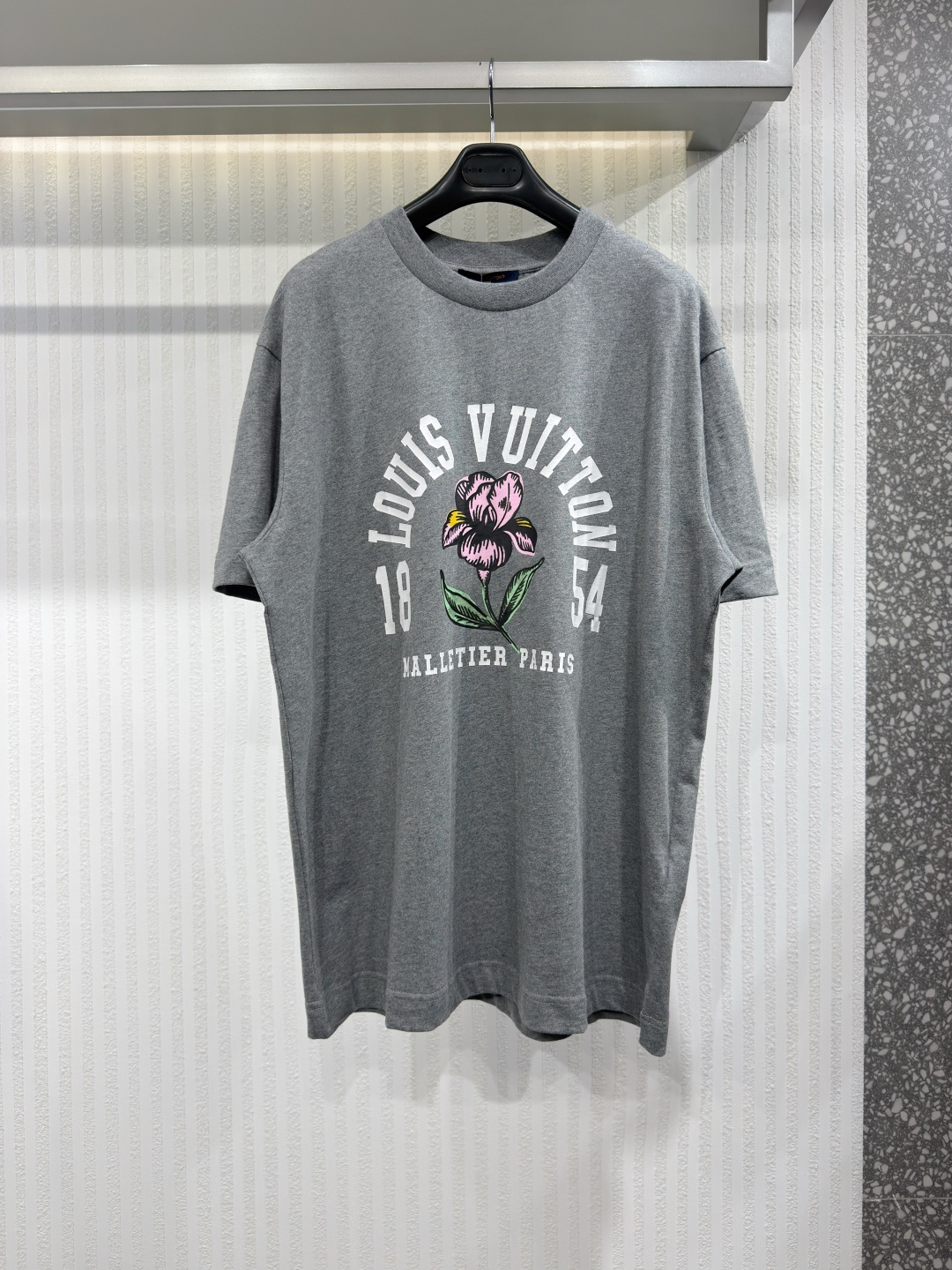 NO:777983,1V 26 Iris print casual cotton short-sleeved T-shirt crew neck gray This iconic crew neck T-shirt is made of soft cotton knit fabric, with a straight cut and casual style, focusing on the elegance of daily comfort. The exquisite Louis Vuitton varsity-style print on the chest is particularly prominent, setting off this season's elegant iris pattern, creating a delicate interweaving of sporty and romantic elements. Sizes XS-L, Louis Vuitton-clothing, louis  vuitton,T-shirt,tees,t-shirt,198609091V 26 鸢尾花印花休闲纯棉短袖T恤圆领灰色 这款标志性的圆领T恤采用柔软的棉质针织面料,直线剪裁,休闲风格,注重日常舒适的优雅.胸前精致的路易威登校队风格印花格外突出,衬托出本季优雅的鸢尾花图案,营造出运动与浪漫元素的精致交织.尺码XS-L,路易威登-服装,louis vuitton,T-shirt,tees，t-shirt,,Women's clothing