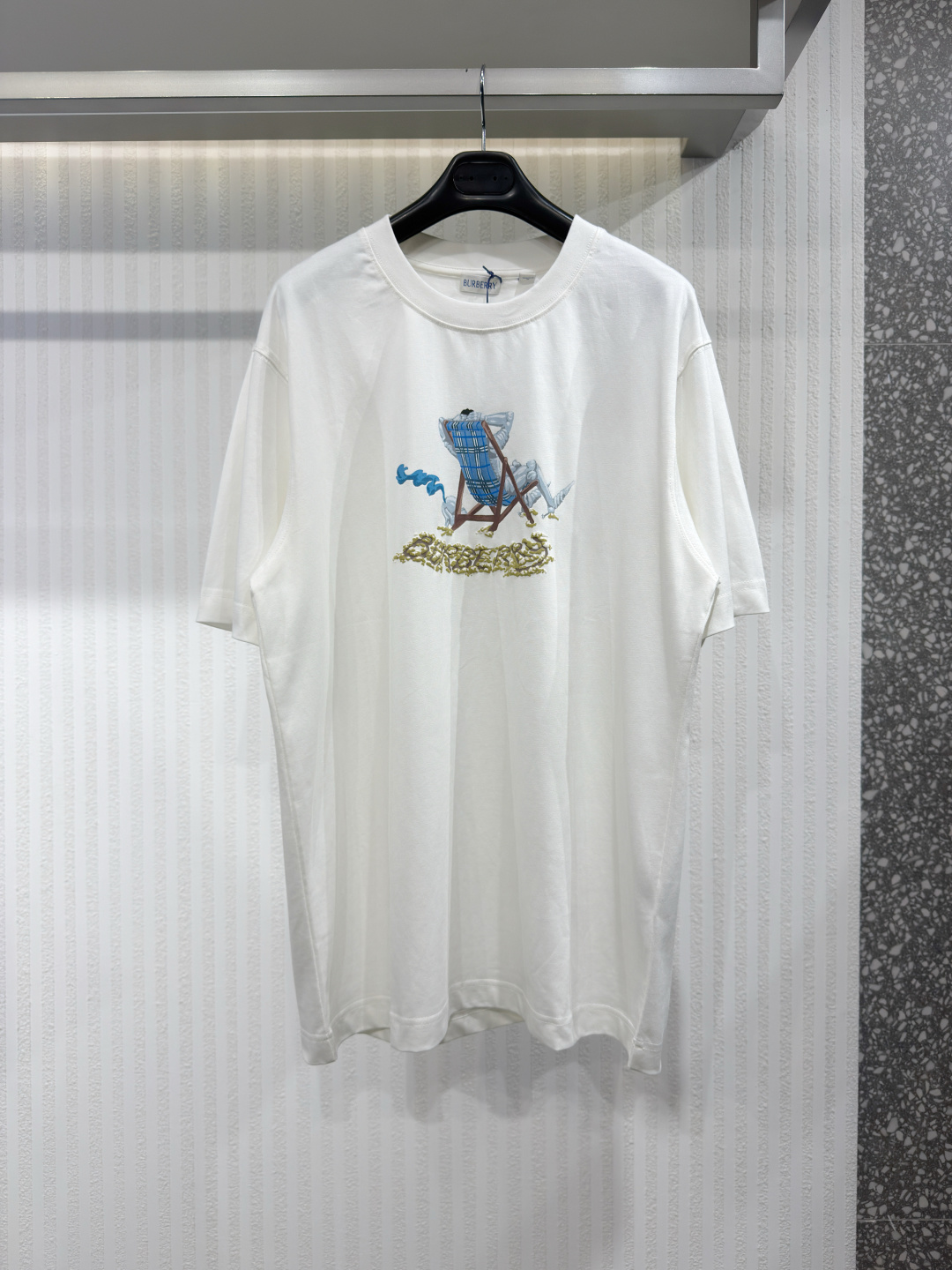 NO:777986,BBR 26 Beach Lounge Round Neck Short Sleeve Medium-thick plain cotton fabric, embellished with hand-painted art pattern prints, leisurely scenery on the plaid lounge chair, round neck ruffle style, slim straight fit, in terms of craftsmanship, the ribbing and the body are stitched using interlocking technology, the seams are flat and elastic. Size XS-L, Burberry-Clothing, T-shirt,19860909BBR 26 沙滩躺椅圆领短袖 中厚平织棉面料、点缀手绘艺术图案印花、格纹躺椅上的悠闲景致、圆领罗口款式、修身直筒版型、工艺上,罗纹与大身的拼接采用绷缝工艺,缝线平服且富有弹性.尺码XS-L,博柏利-服装,T-shirt,,Women's clothing