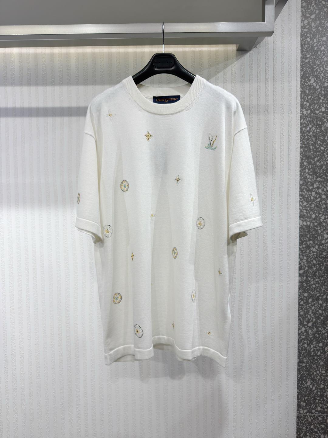 NO:777980,1V 26 Men's hot diamond short-sleeved floral pattern pure cotton knitted T-shirt crew neck shirt  This sophisticated short-sleeved crew neck T-shirt is made from organic cotton and features the collection's signature LV floral pattern. Understated monogrammed floral detailing and the iconic LV signature adorn the front, sleeves and back, accented with bright and colorful rhinestones inspired by jewelry creations. It can be paired with other tonal garments for a strong and impactful look. Sizes S-XL, Louis Vuitton - Clothing, louis vuitton, louis vuitton, T-shirt, tees, t-shirt,198609091V 26 男装烫钻短袖花卉图案纯棉针织T恤圆领衫 这件精致的短袖圆领T恤采用有机棉制成,并饰以系列标志性的LV花卉图案.前襟、袖子和背面饰有低调的字母组合花卉细节和标志性的LV签名,配以鲜艳多彩的水钻,灵感来自珠宝创作.它可以与其他同色调服饰搭配,打造出强烈且具冲击力的造型.尺码S-XL,路易威登-服装,louis vuitton,louis vuitton,T-shirt,tees，t-shirt,,Women's clothing